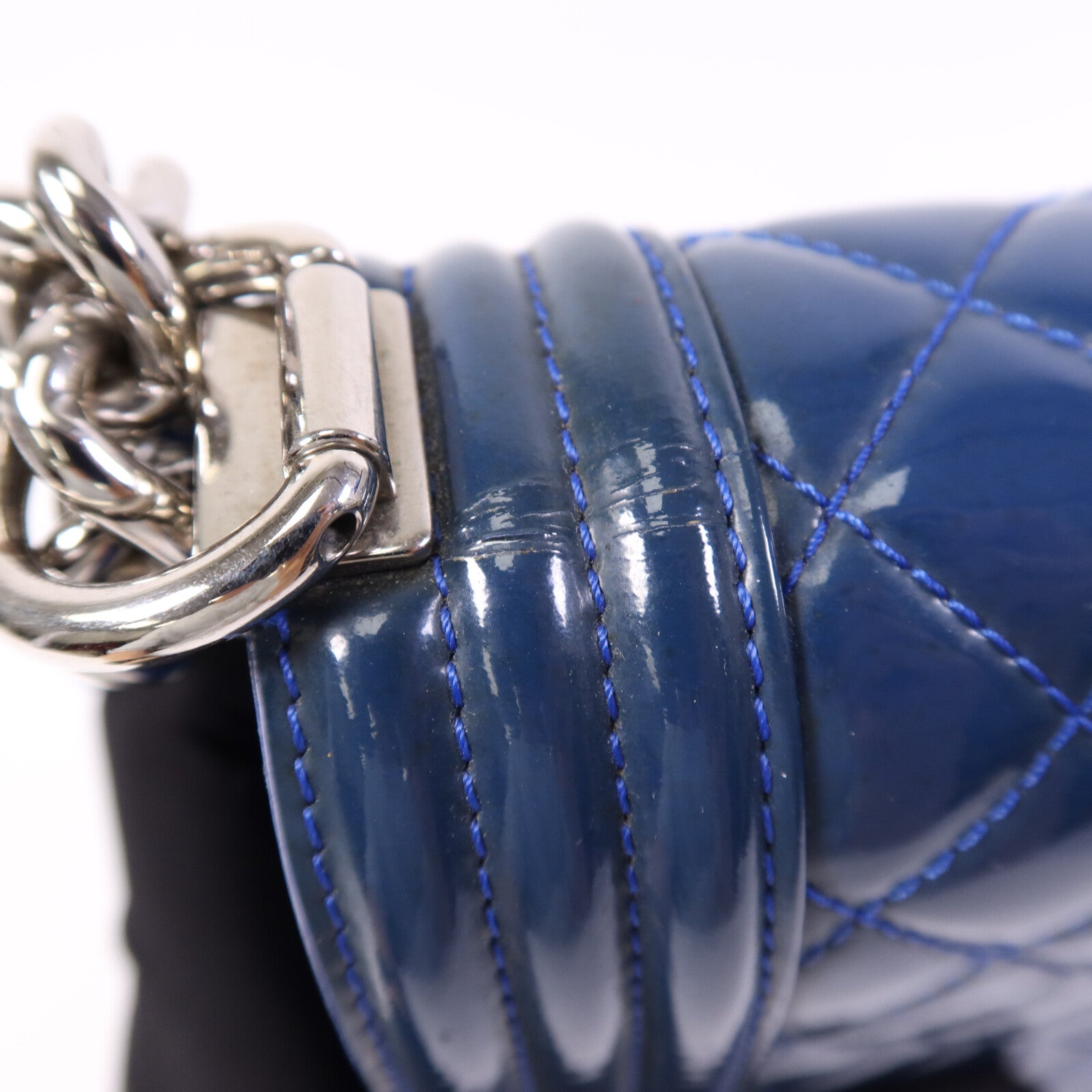 CHANEL 漆皮皮革Boy 28銀扣鏈帶肩背袋