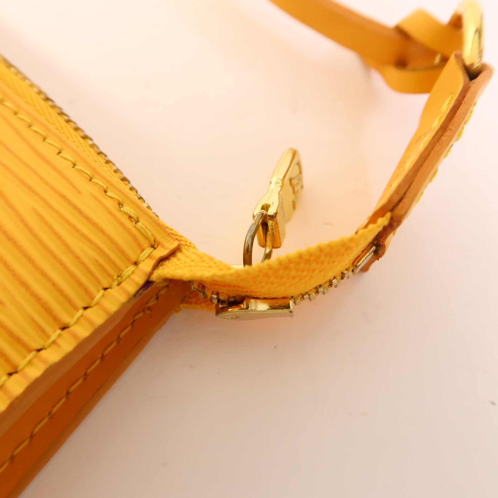LOUIS VUITTON Epi Pochette Accessoires Pouch金扣手挽袋