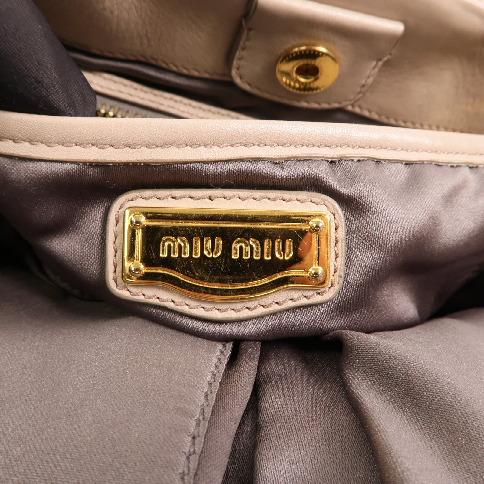 Miu Miu 牛皮皮革Vitello Lux Hobo金扣手挽袋