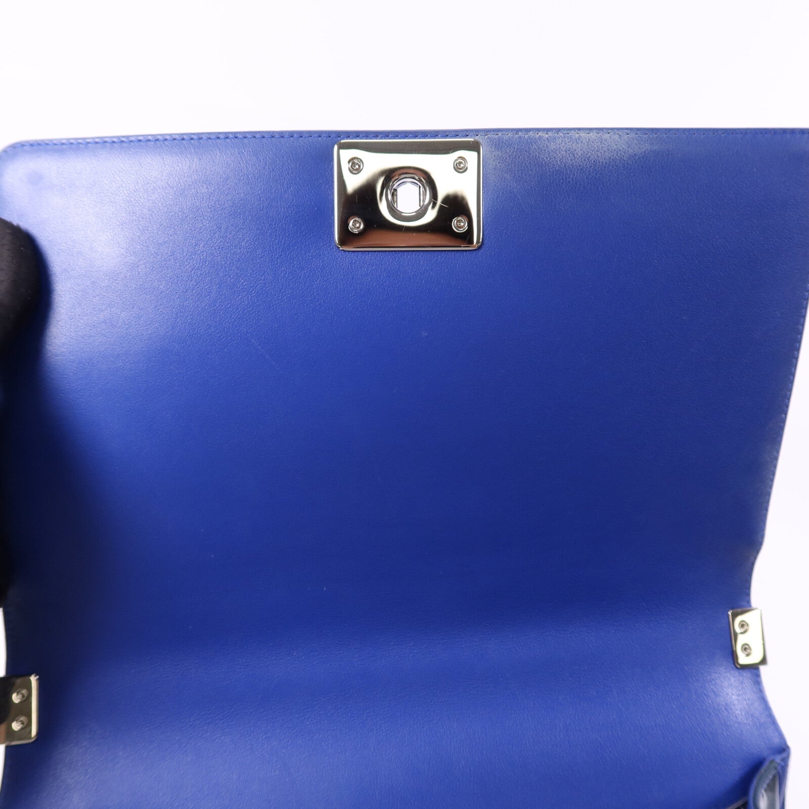 CHANEL 漆皮皮革Boy 28銀扣鏈帶肩背袋