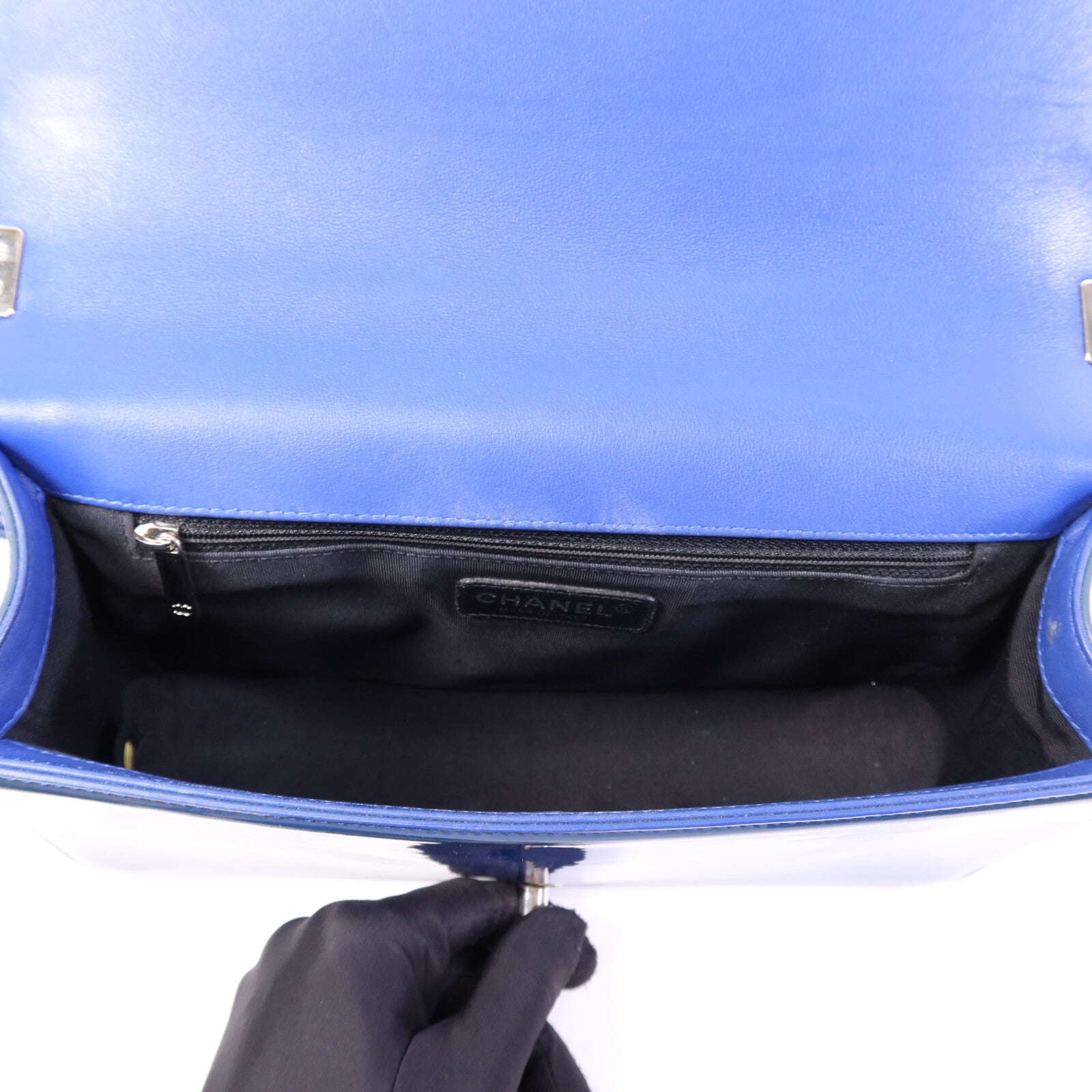 CHANEL 漆皮皮革Boy 28銀扣鏈帶肩背袋