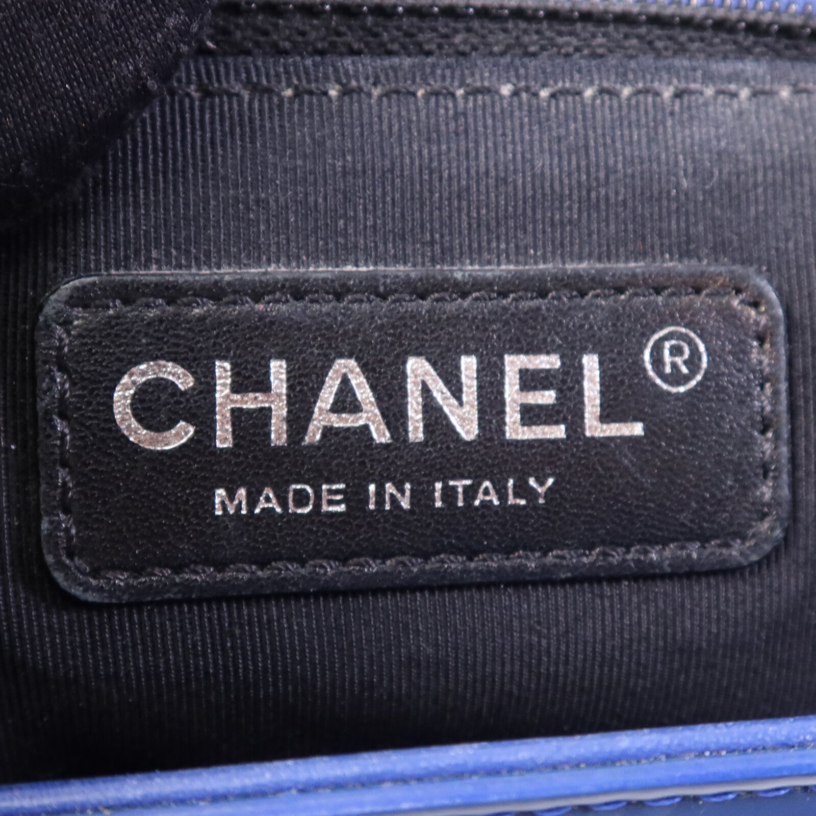 CHANEL 漆皮皮革Boy 28銀扣鏈帶肩背袋