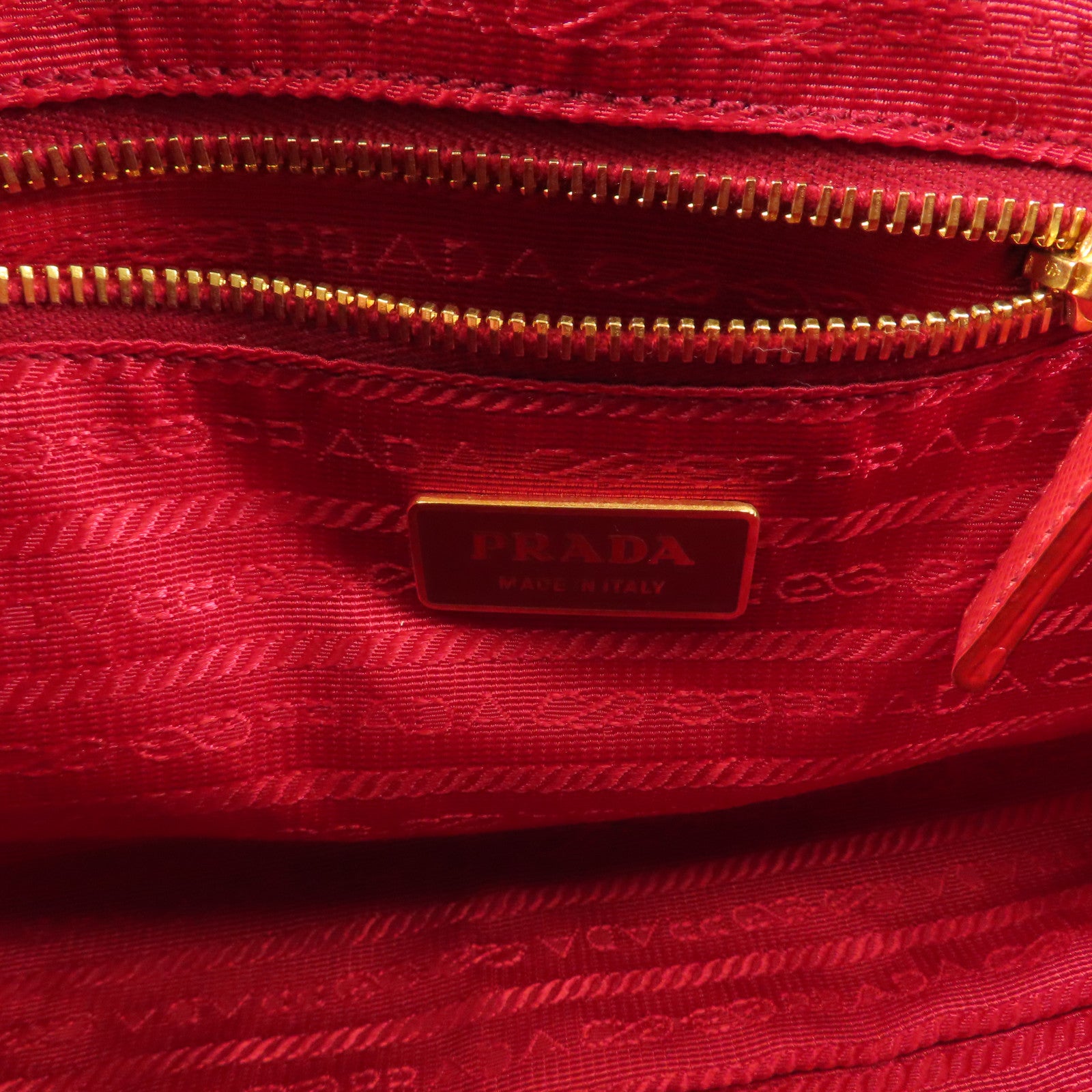 PRADA 牛皮皮革Shoulder Bag金扣肩背袋