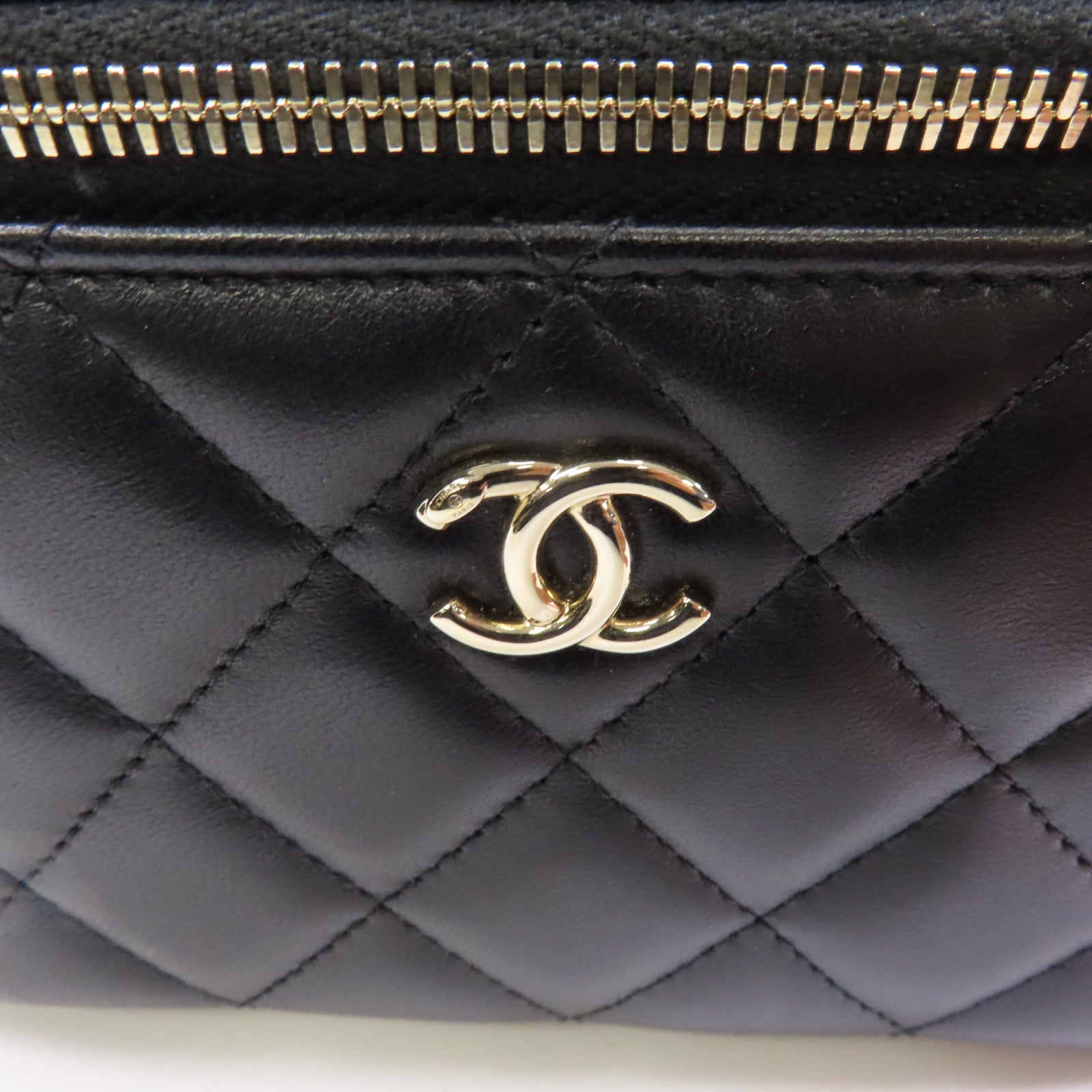 CHANEL 菱格羊皮皮革Vanity Bag金扣鏈帶肩背袋黑色
