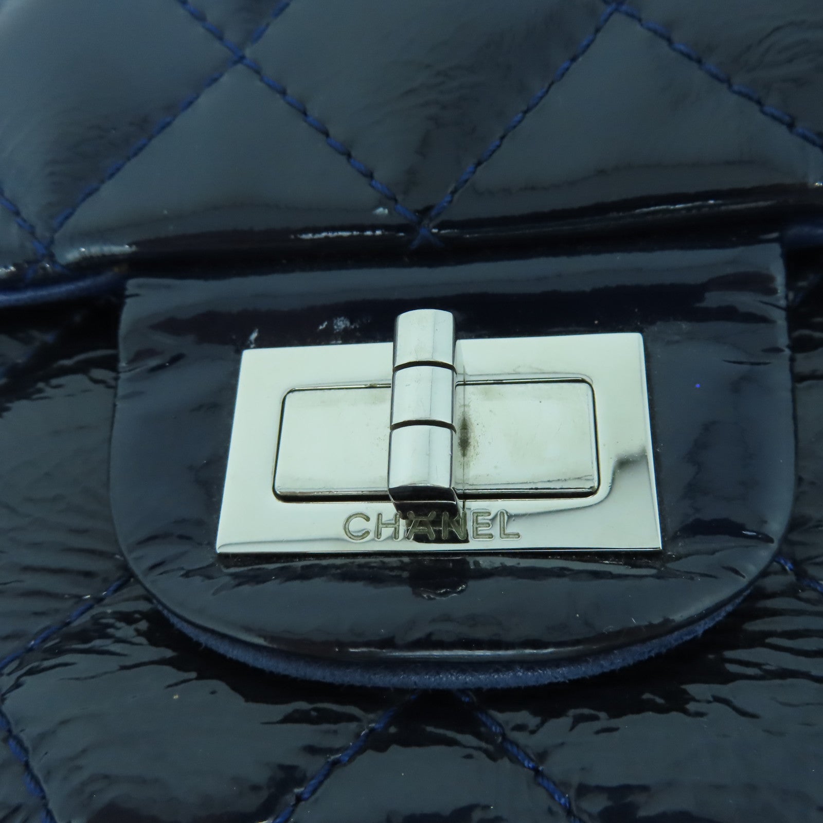 CHANEL **【激減優惠】菱格漆皮皮革2.55 Chain Shoulder銀扣鏈帶肩背袋深藍色