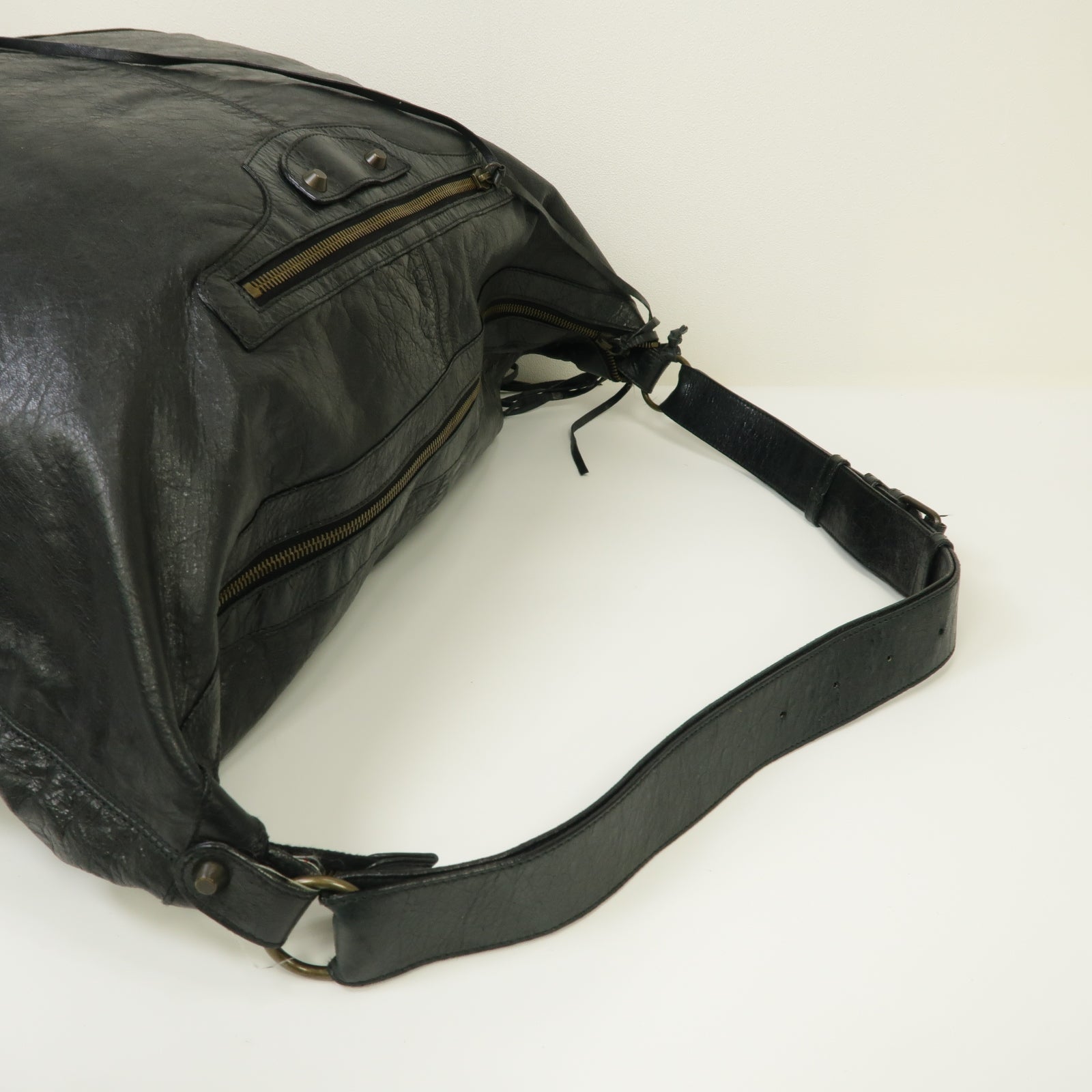 BALENCIAGA 牛皮皮革The Courier金扣肩背袋黒色