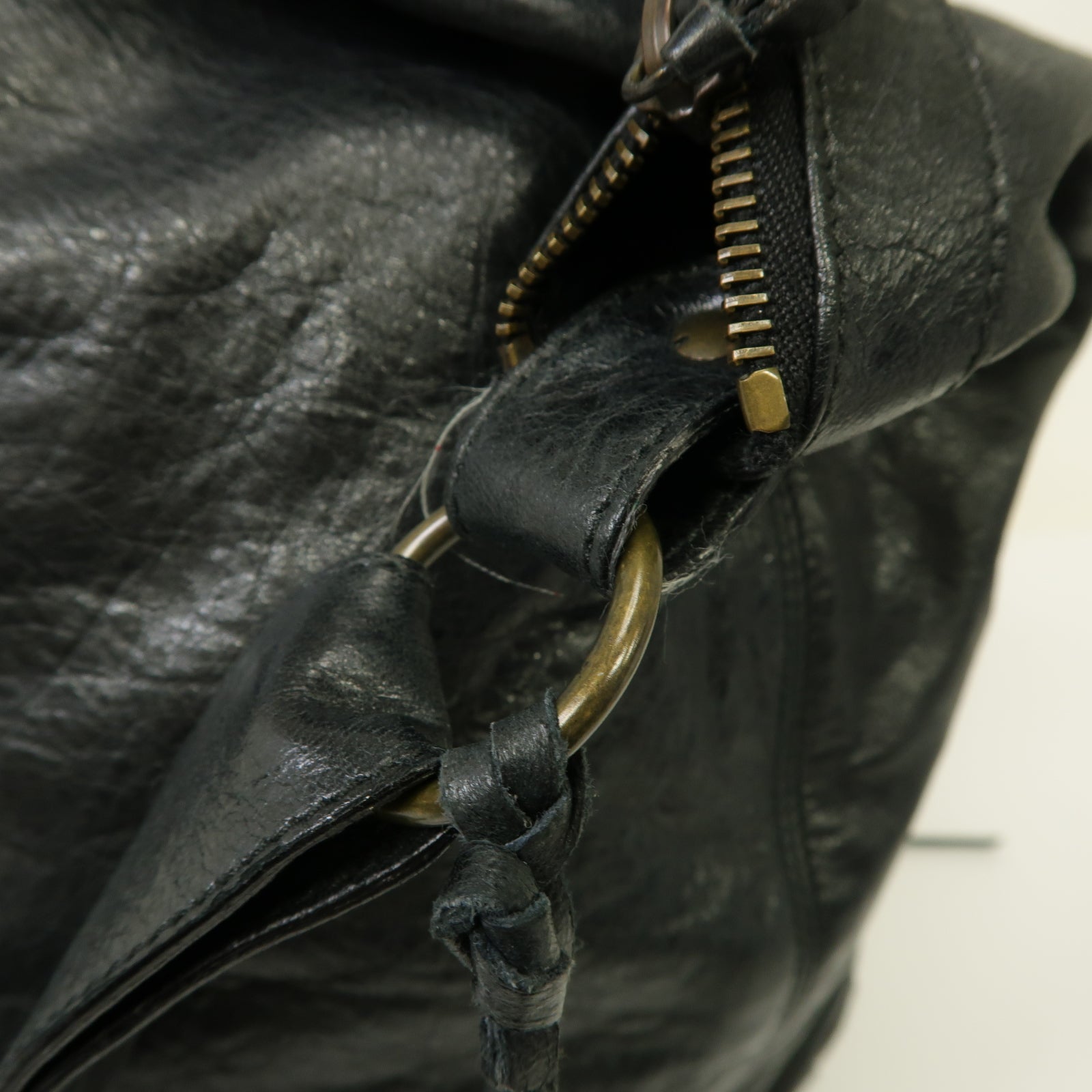 BALENCIAGA 牛皮皮革The Courier金扣肩背袋黒色