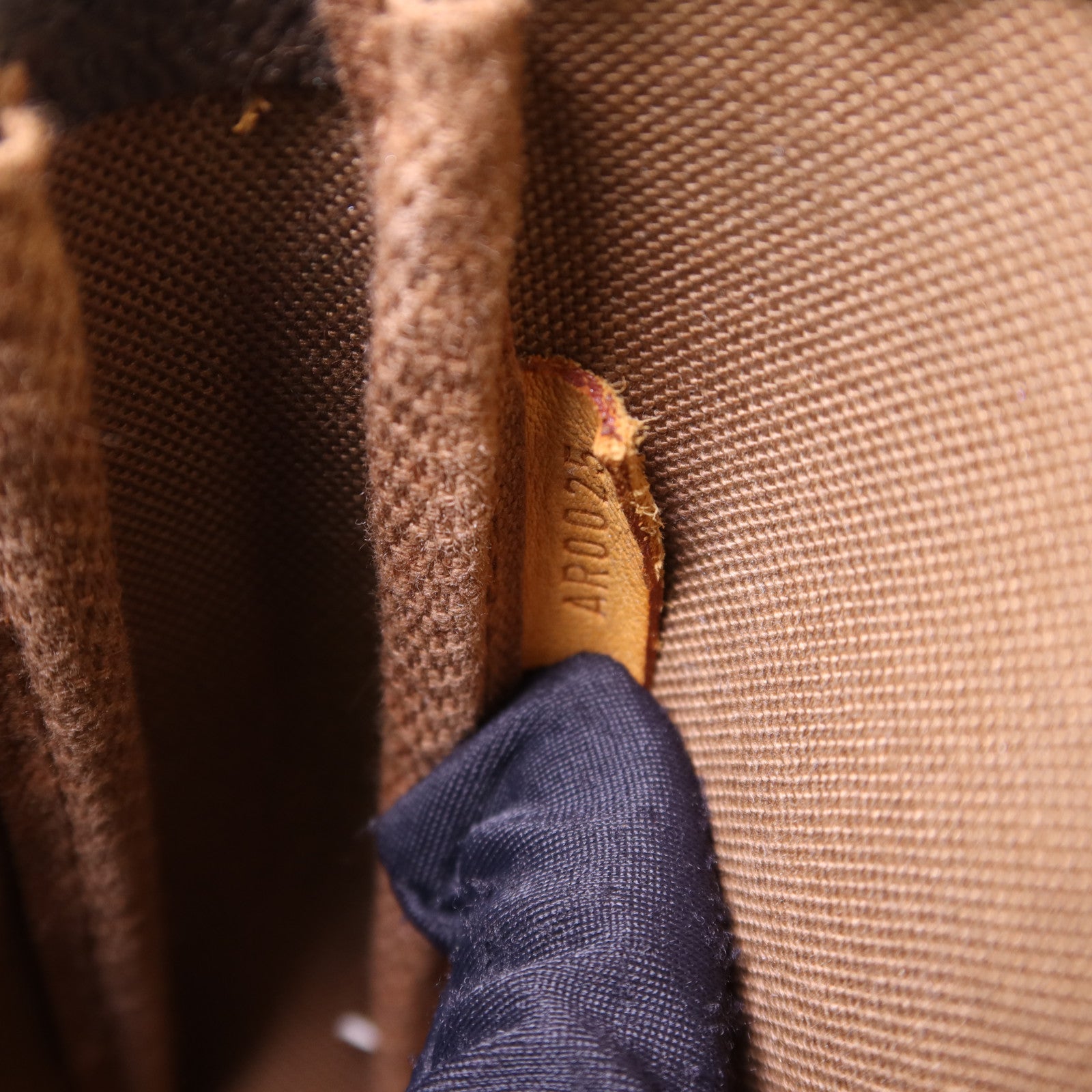 LOUIS VUITTON Monogram Pochette Accessoires金扣手挽袋棕色