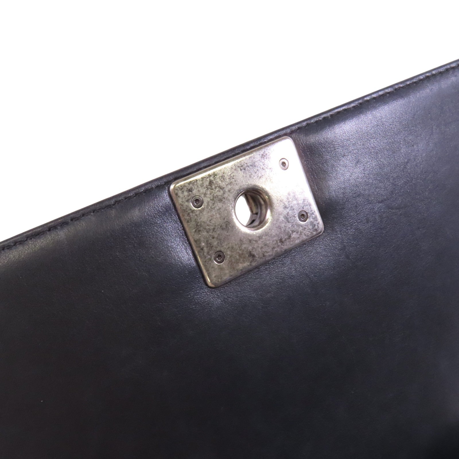 CHANEL 牛皮皮革Boy 28銀扣鏈帶肩背袋