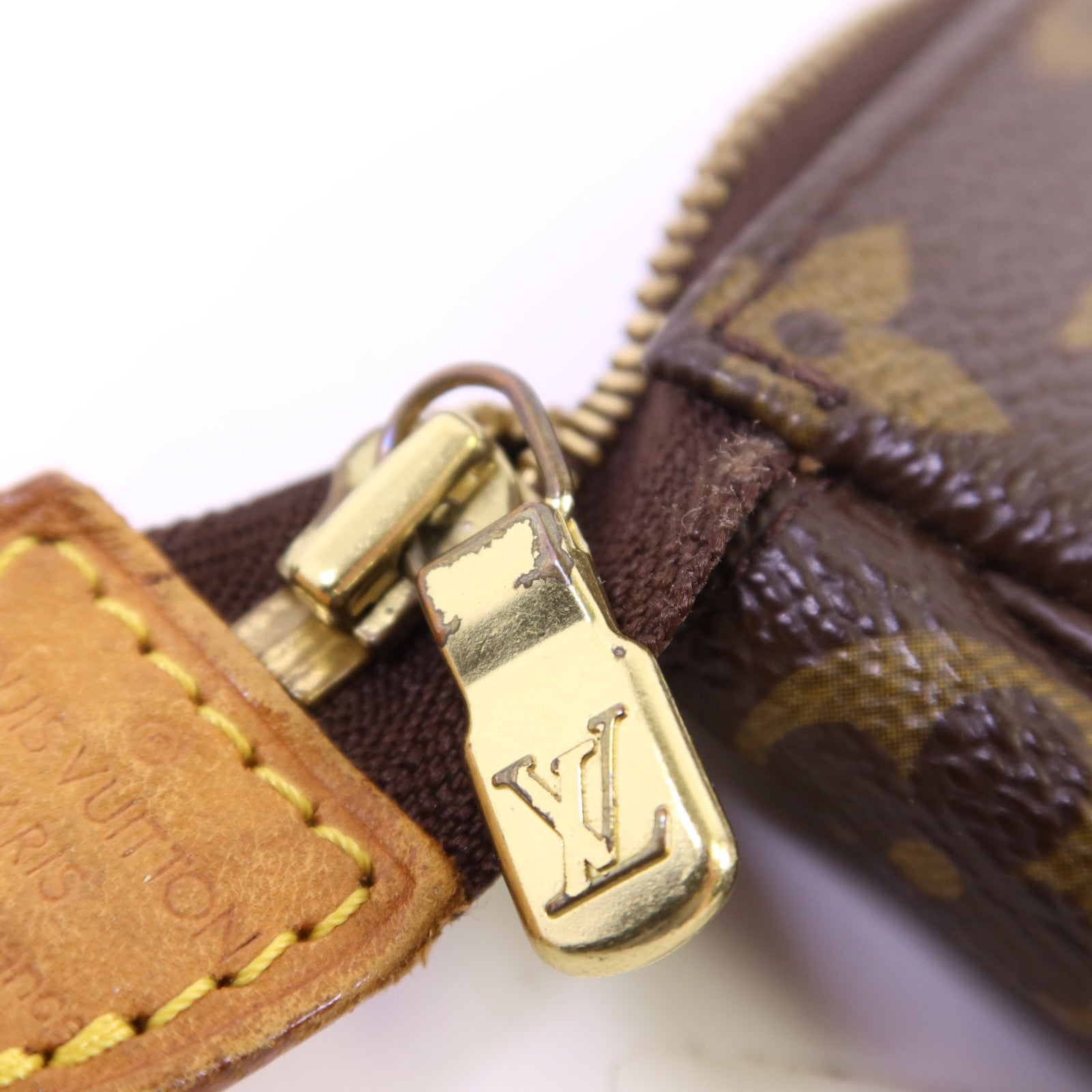 LOUIS VUITTON Monogram Pochette Accessoires金扣手挽袋棕色