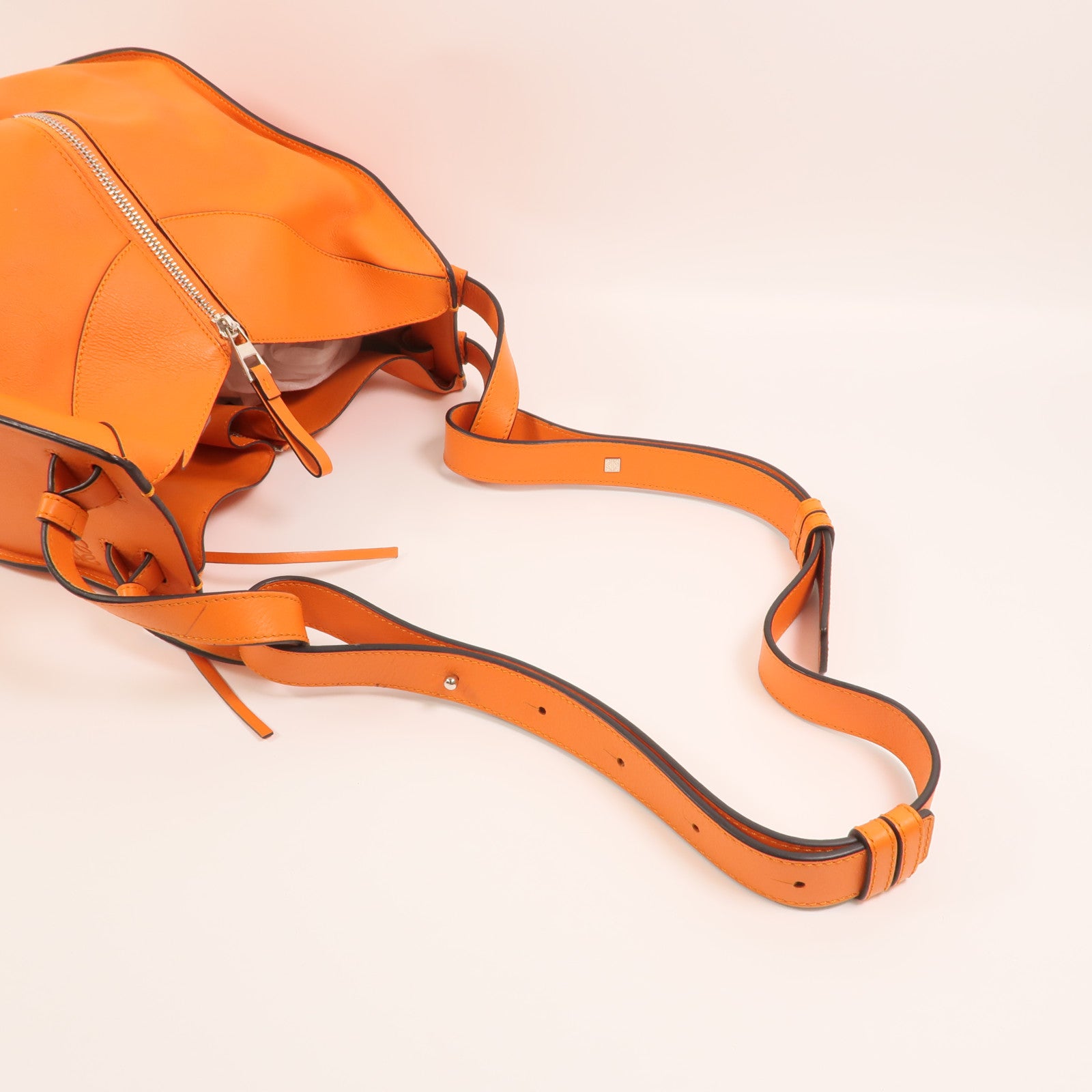 LOEWE 牛皮皮革Hammock Small銀扣手挽肩背兩用袋