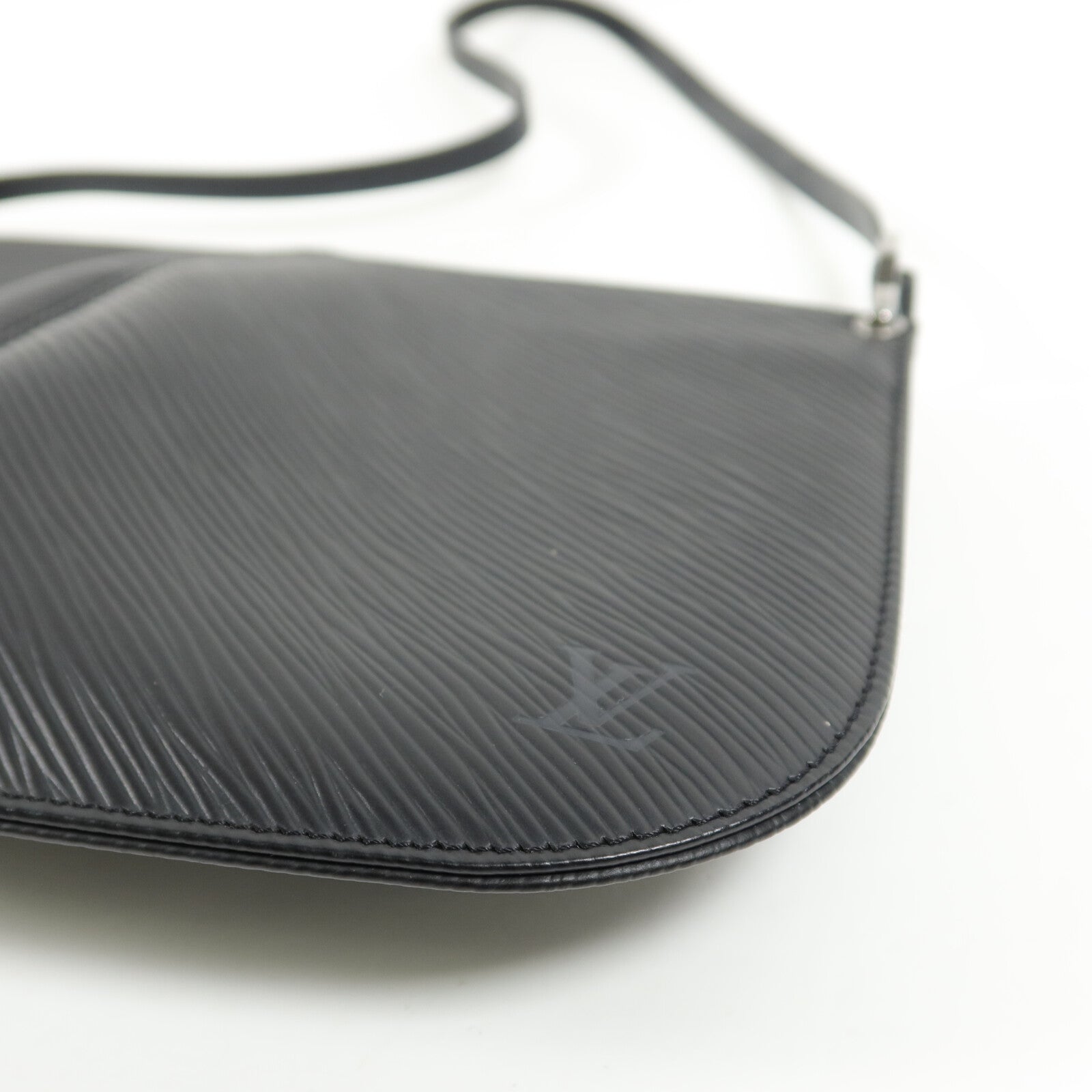 LOUIS VUITTON Epi Pochette Demi Lune肩背袋