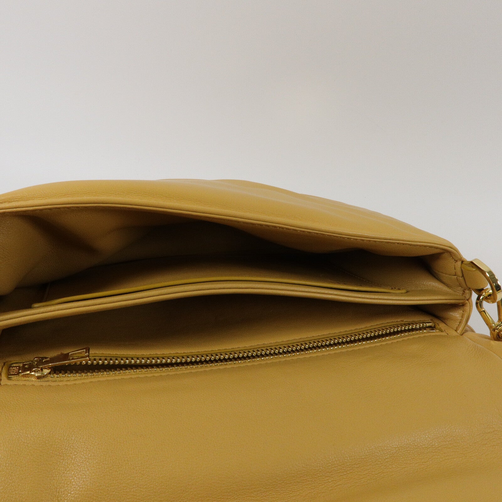 LOEWE 羊皮皮革Goya Puffer鏈帶肩背袋