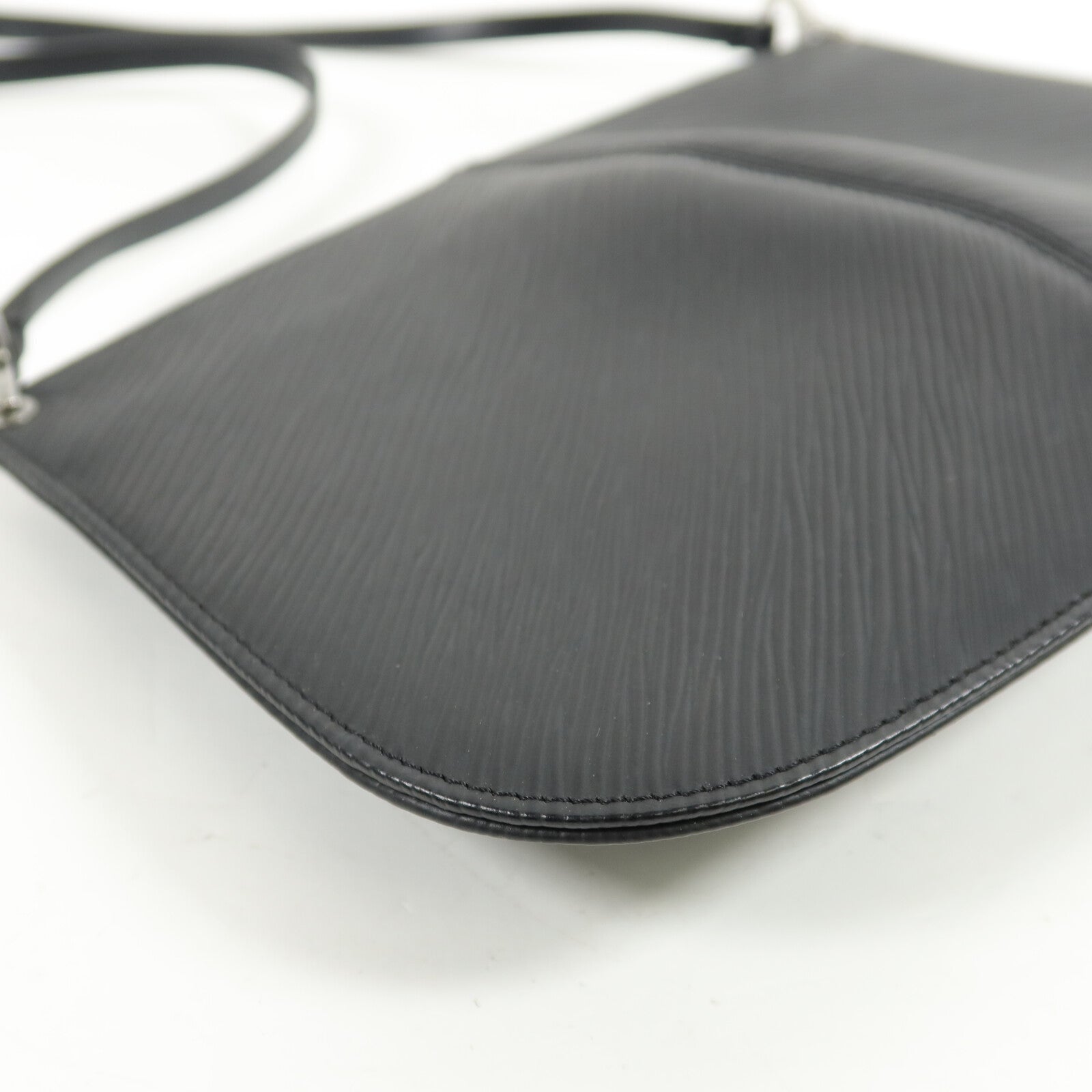 LOUIS VUITTON Epi Pochette Demi Lune肩背袋