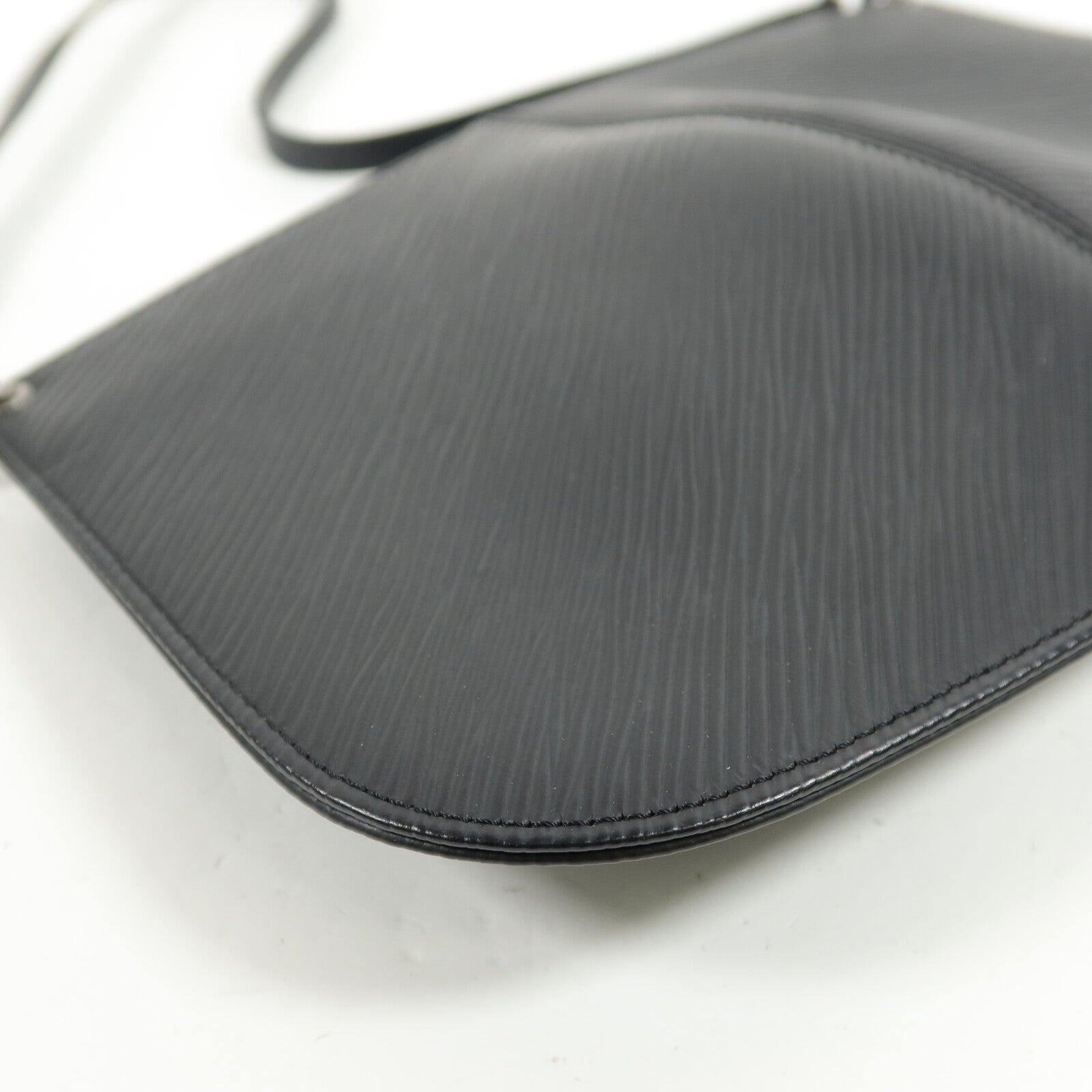 LOUIS VUITTON Epi Pochette Demi Lune肩背袋