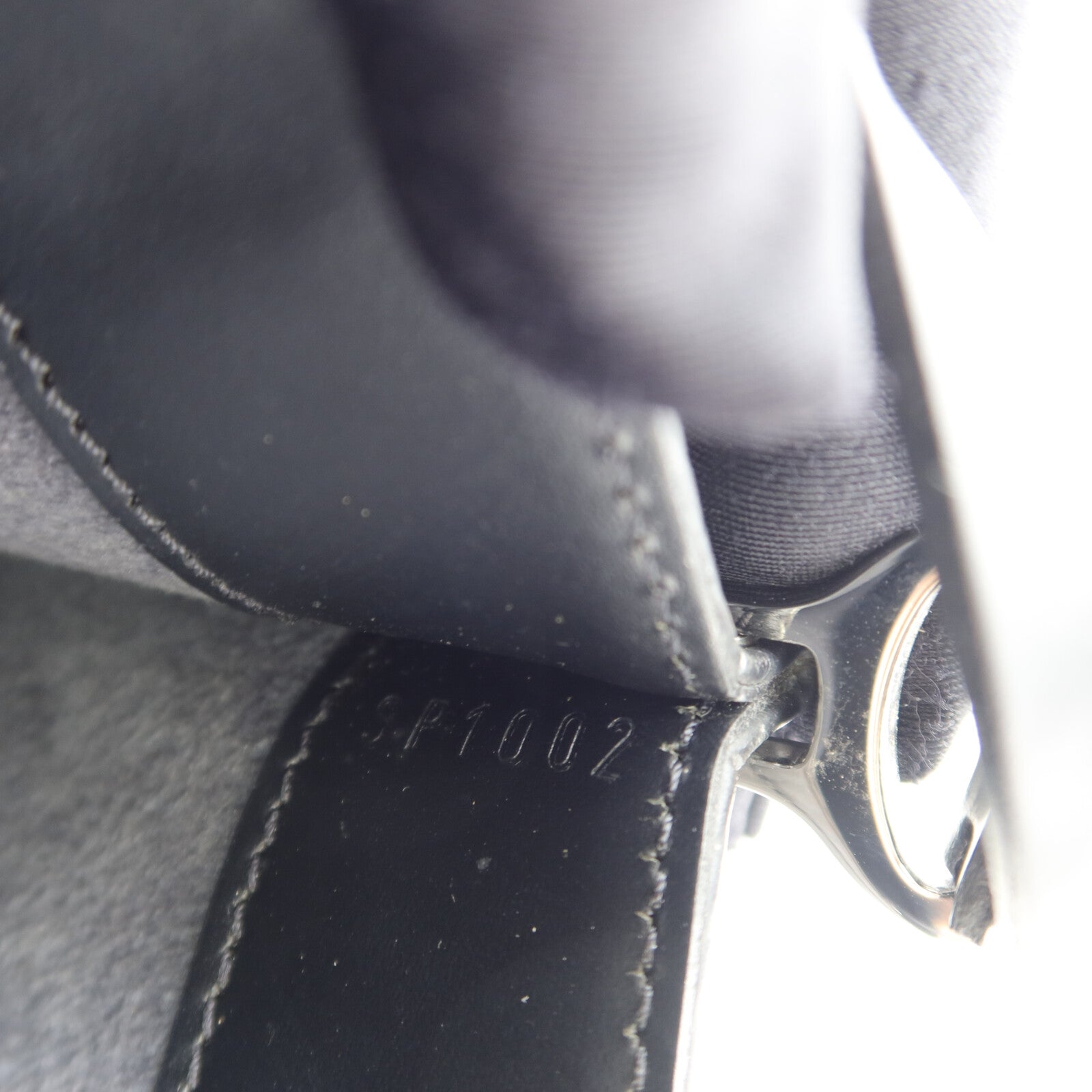 LOUIS VUITTON Epi Pochette Demi Lune肩背袋
