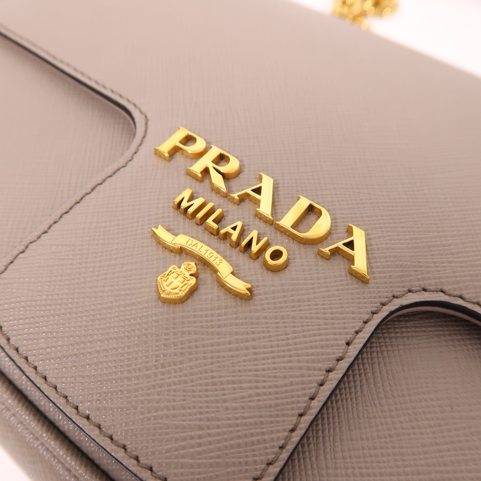 PRADA Saffiano皮革Chain Shoulder金扣鏈帶肩背袋