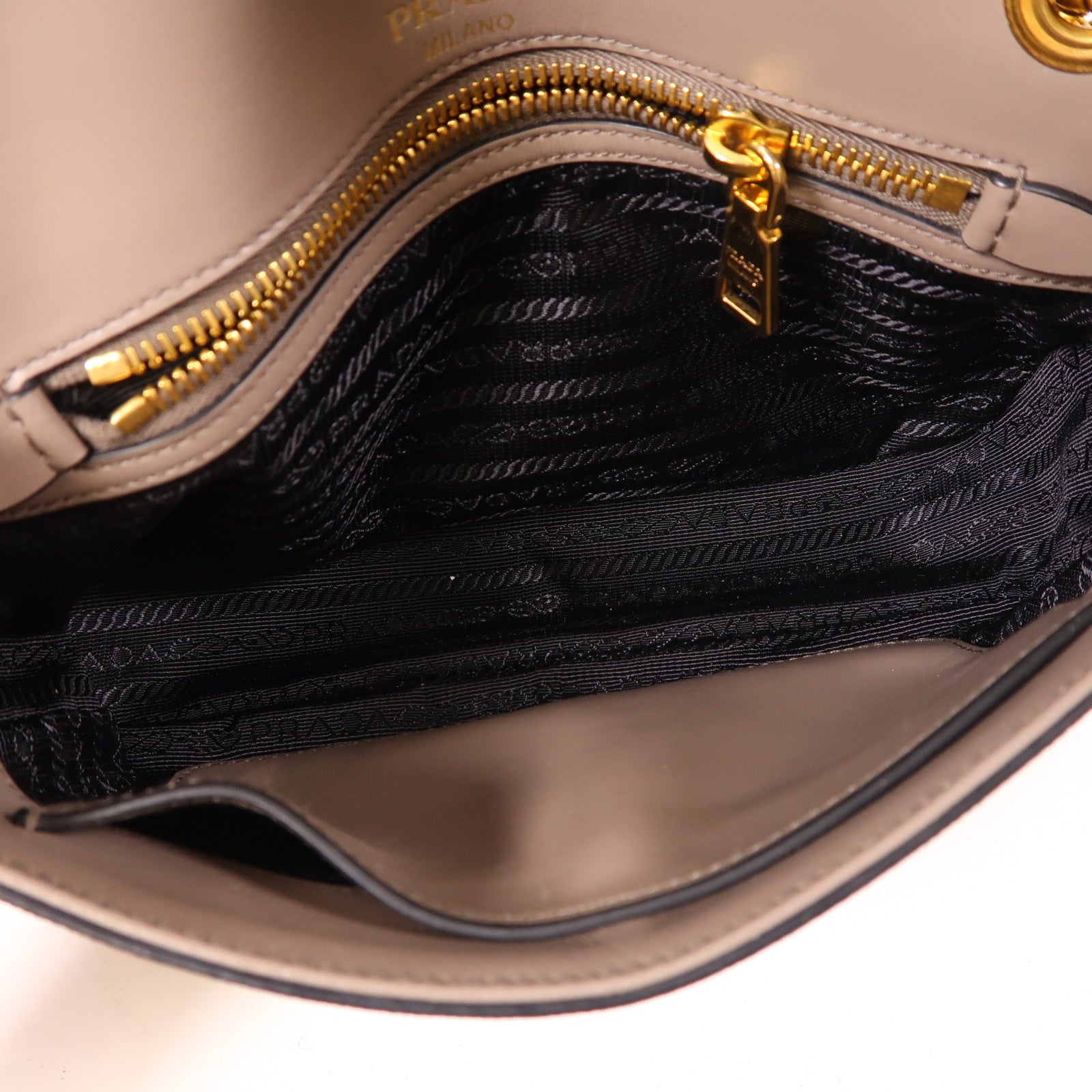 PRADA Saffiano皮革Chain Shoulder金扣鏈帶肩背袋