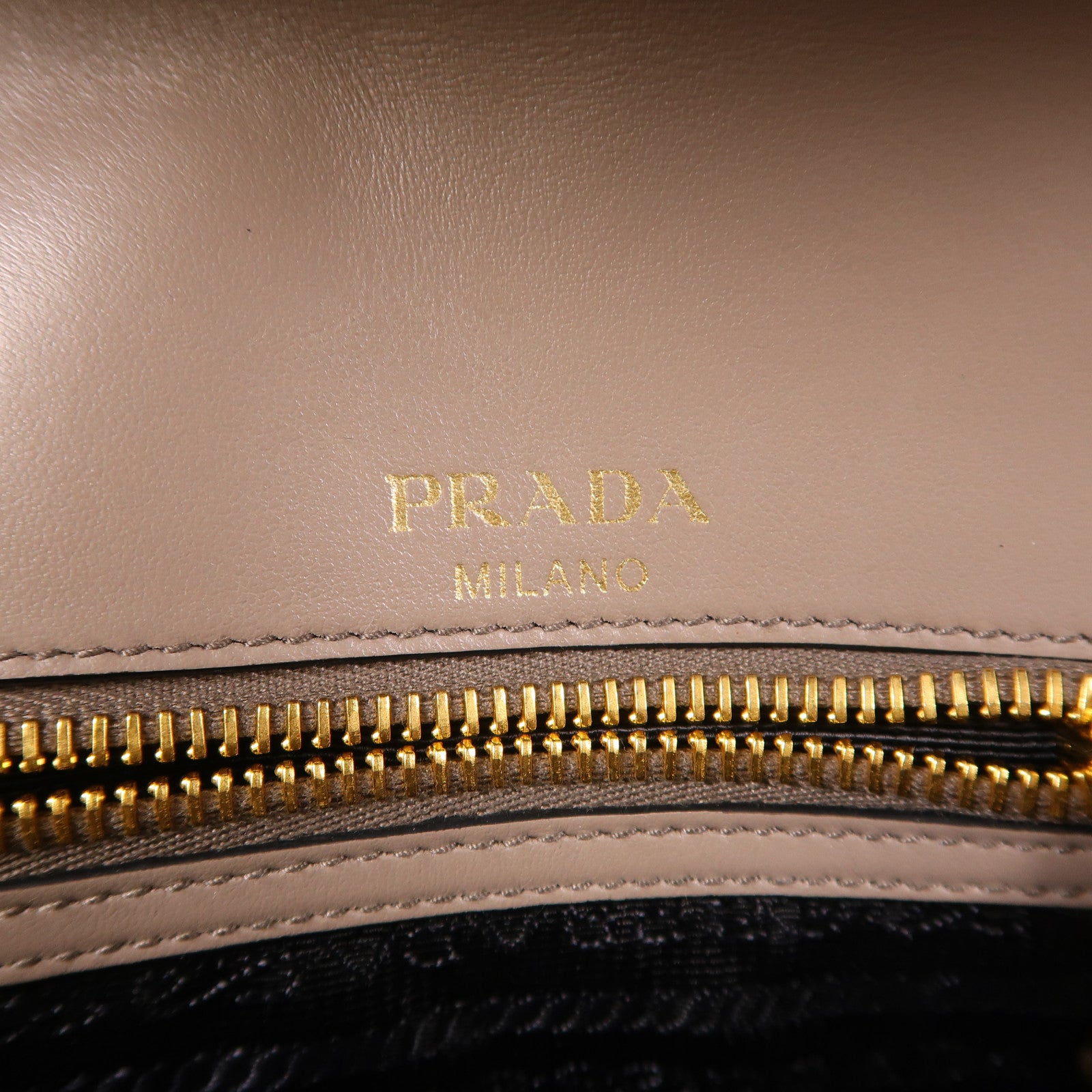 PRADA Saffiano皮革Chain Shoulder金扣鏈帶肩背袋