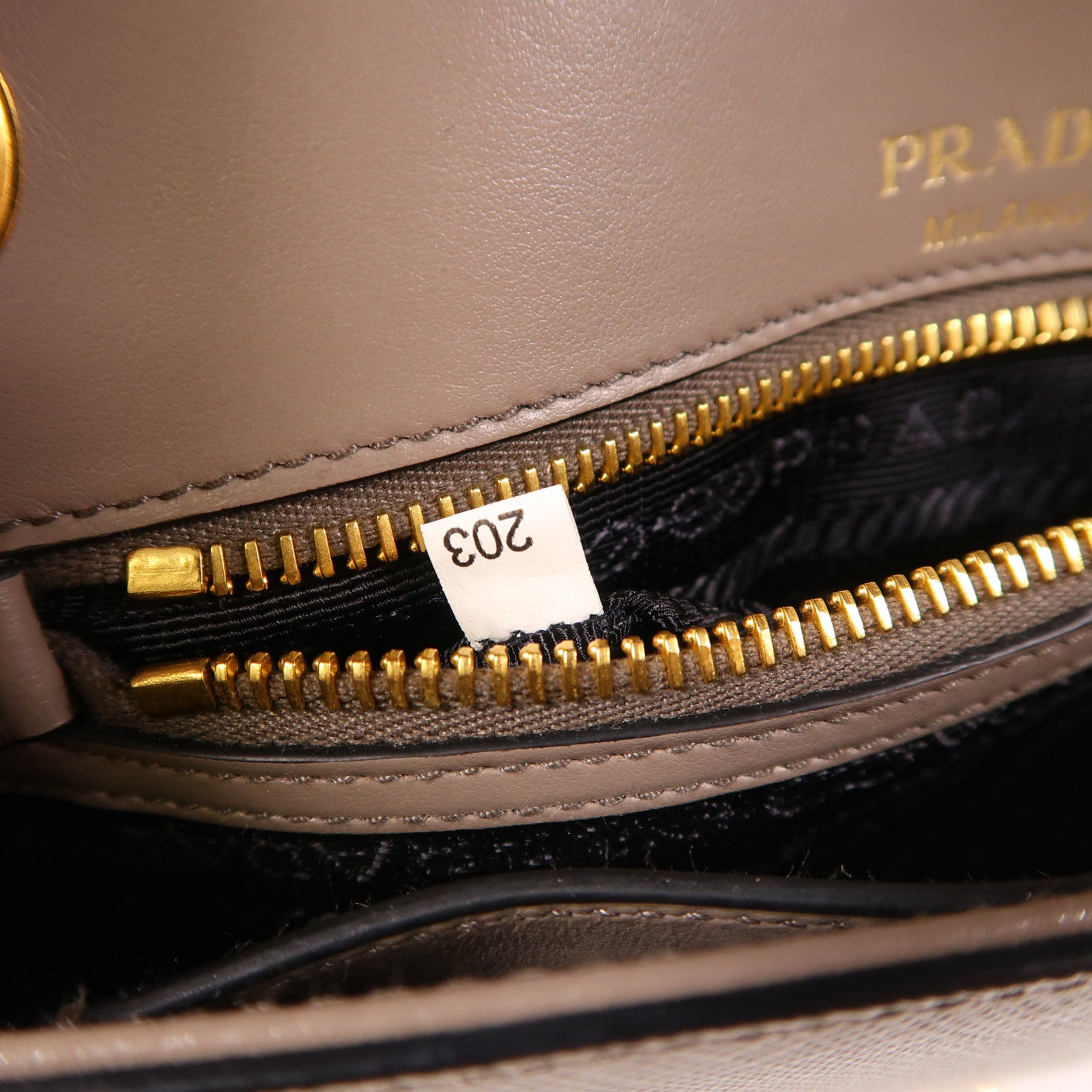 PRADA Saffiano皮革Chain Shoulder金扣鏈帶肩背袋