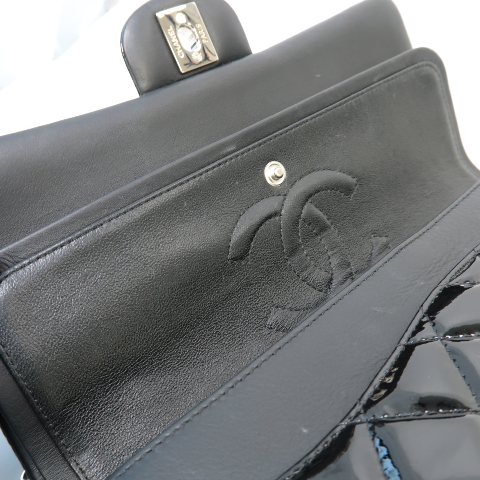 CHANEL 菱格漆皮皮革Classic 25銀扣黒色