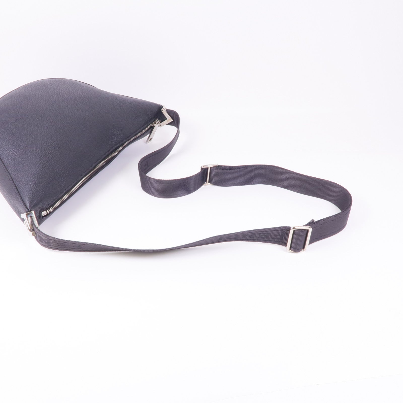 FENDI 牛皮皮革Melon Small銀扣肩背袋