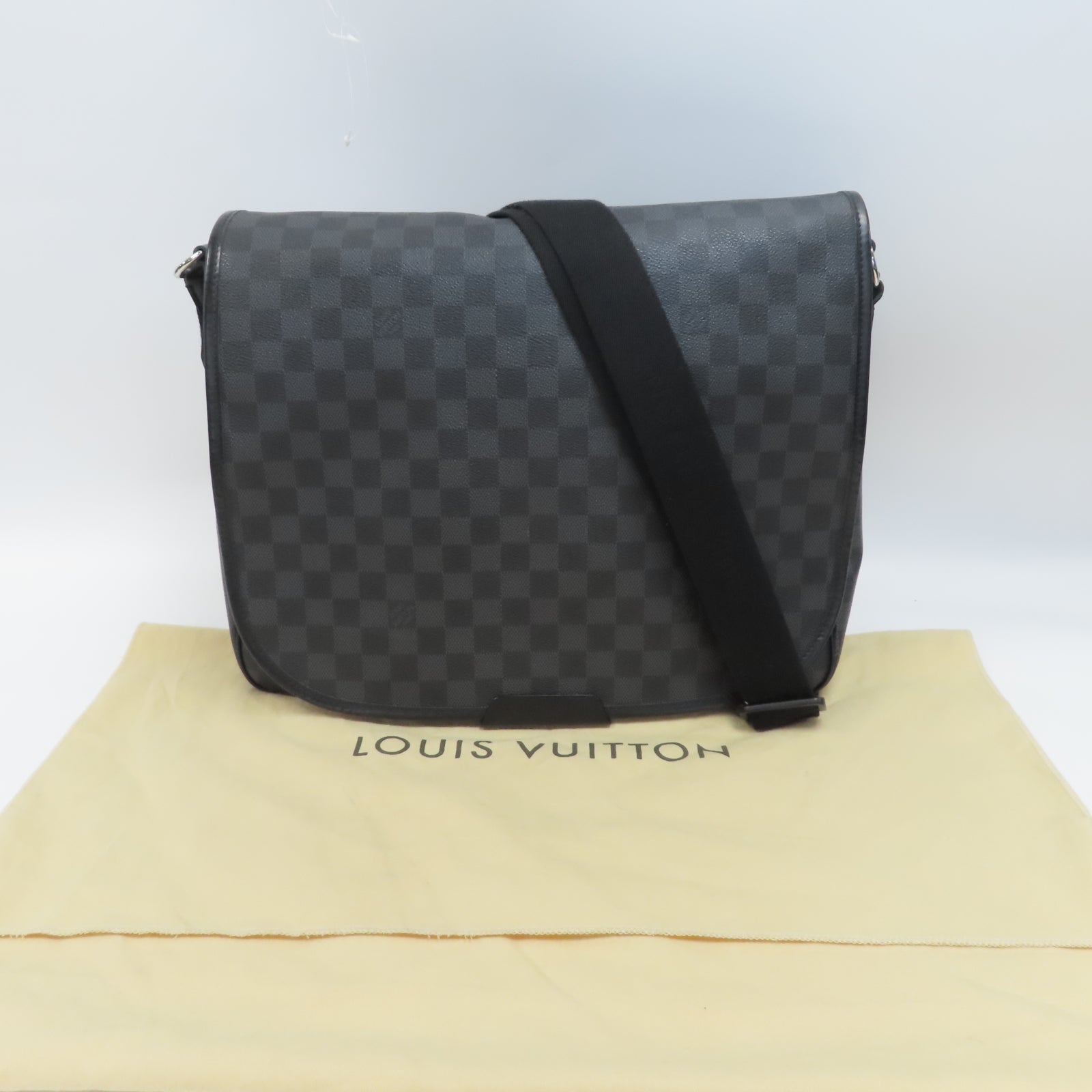 LOUIS VUITTON 【激減優惠】Damier Graphite Daniel MM銀扣肩背袋黑色
