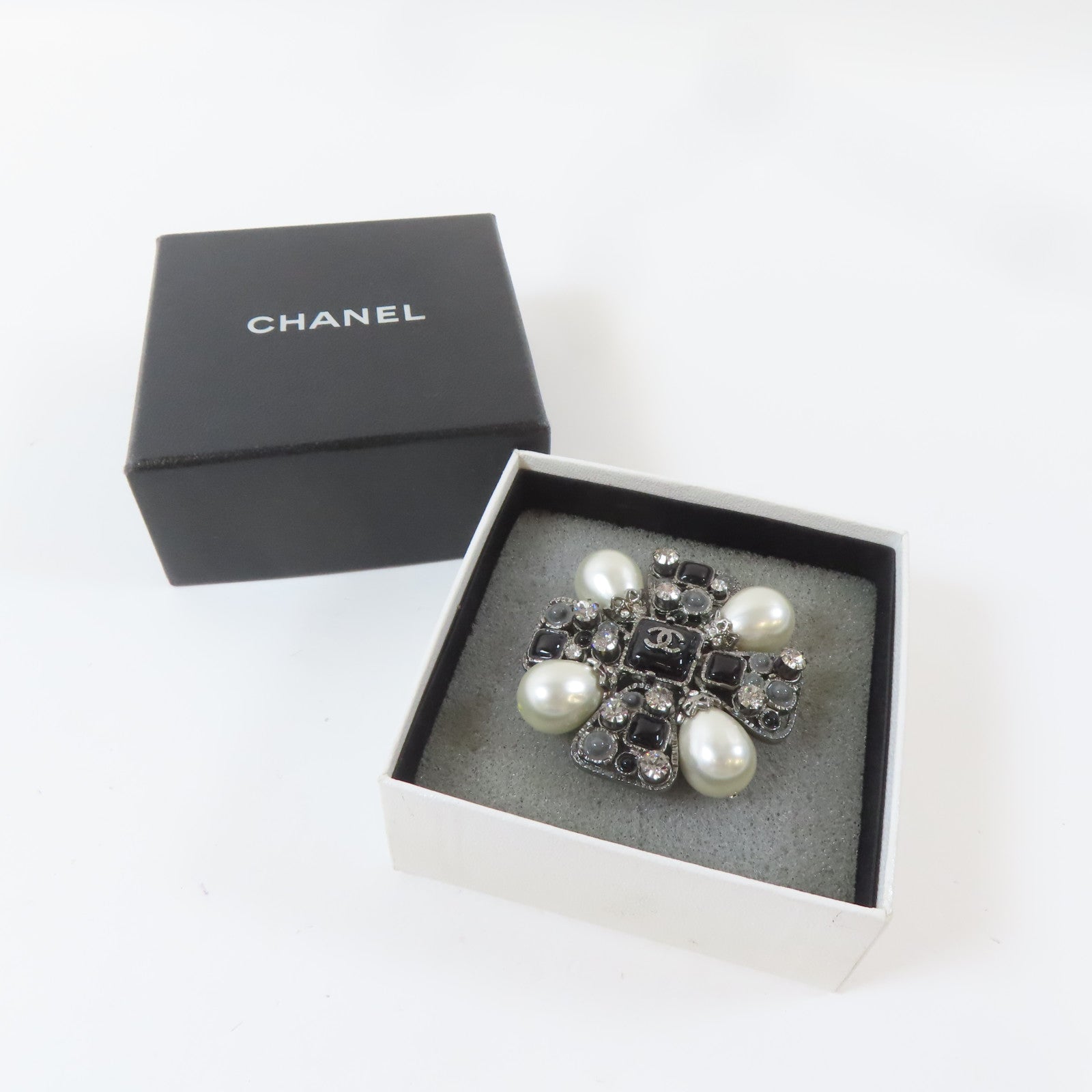 CHANEL 金屬Brooch胸針黑色/白色/銀色
