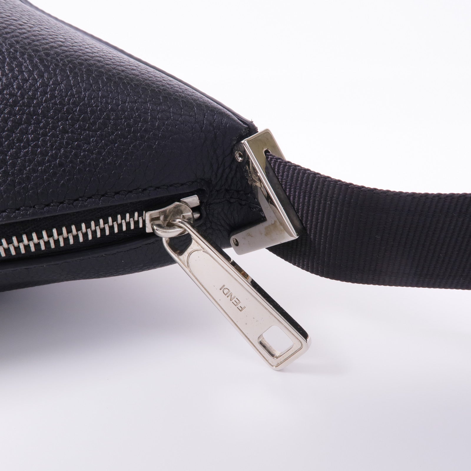 FENDI 牛皮皮革Melon Small銀扣肩背袋