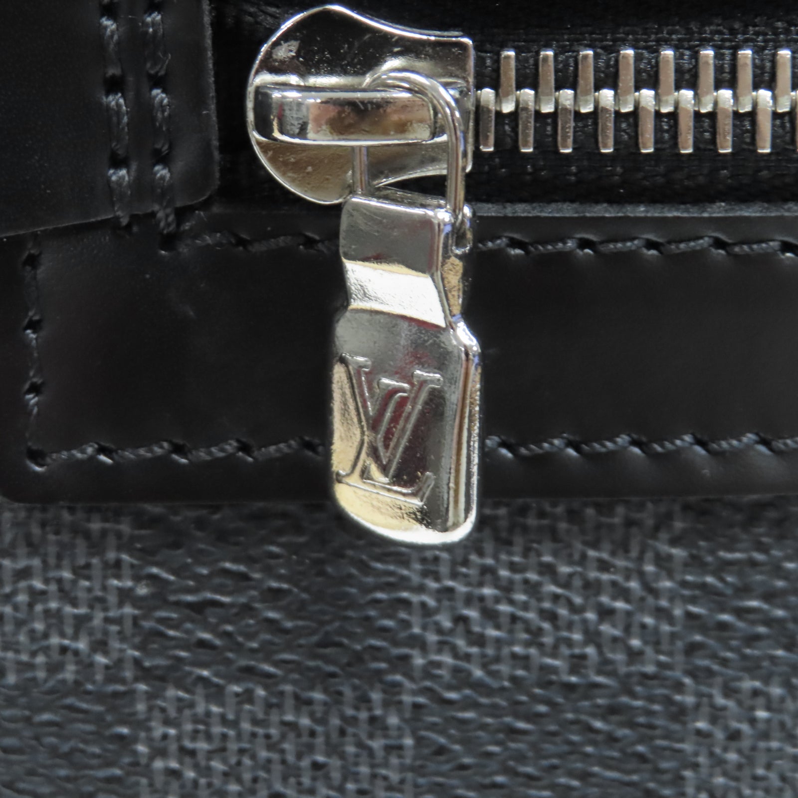 LOUIS VUITTON 【激減優惠】Damier Graphite Daniel MM銀扣肩背袋黑色