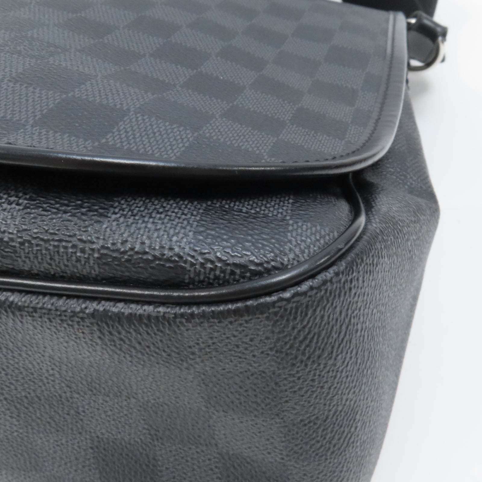 LOUIS VUITTON 【激減優惠】Damier Graphite Daniel MM銀扣肩背袋黑色
