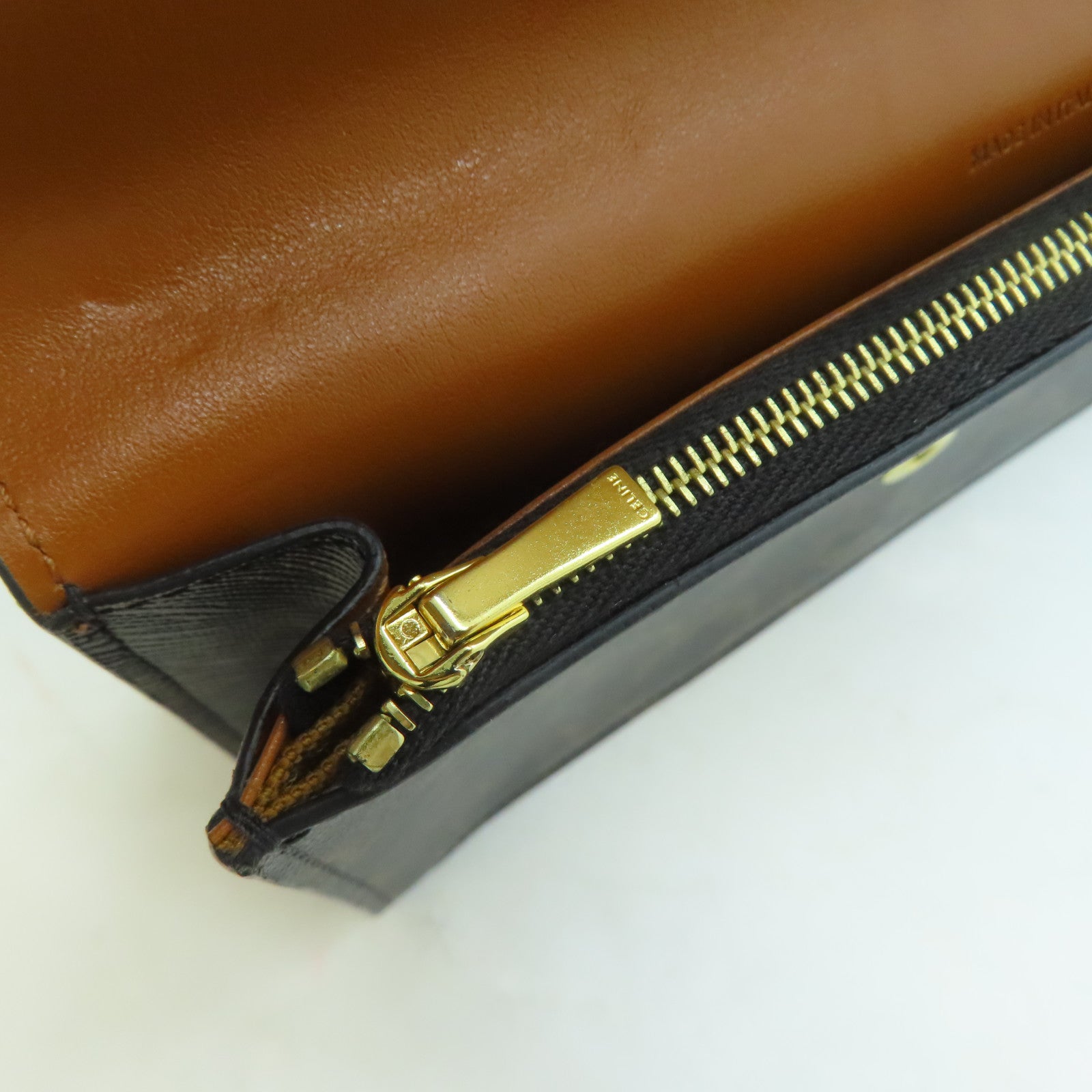CELINE 塗層帆布Wallet On Strap金扣肩背袋啡色