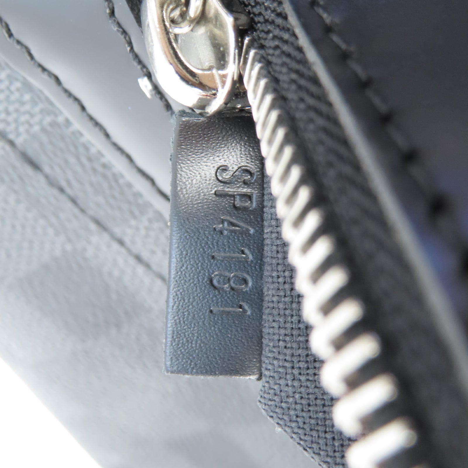 LOUIS VUITTON 【激減優惠】Damier Graphite Daniel MM銀扣肩背袋黑色