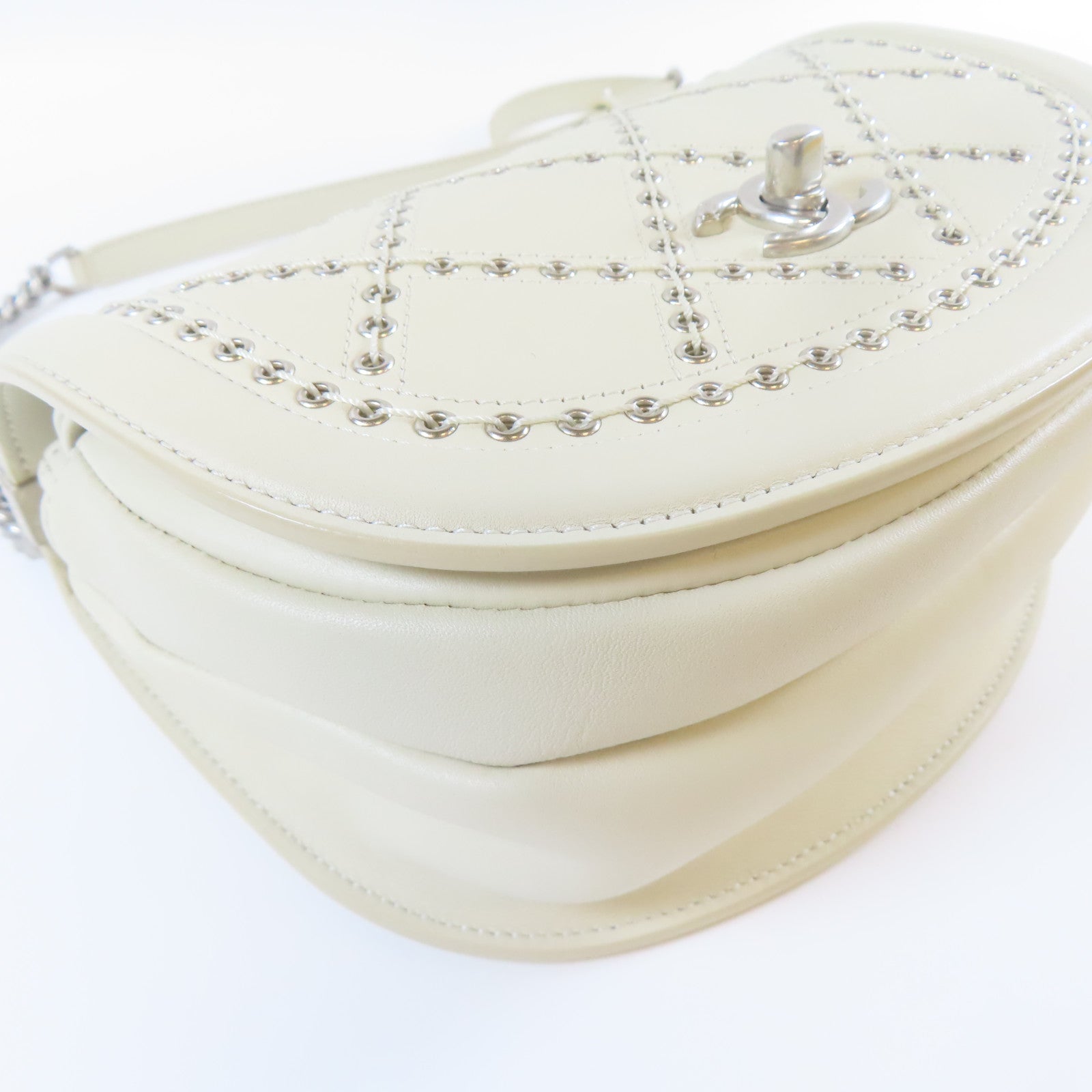 CHANEL 【激減優惠】菱格牛皮皮革Chain Shoulder銀扣鏈帶肩背袋白色