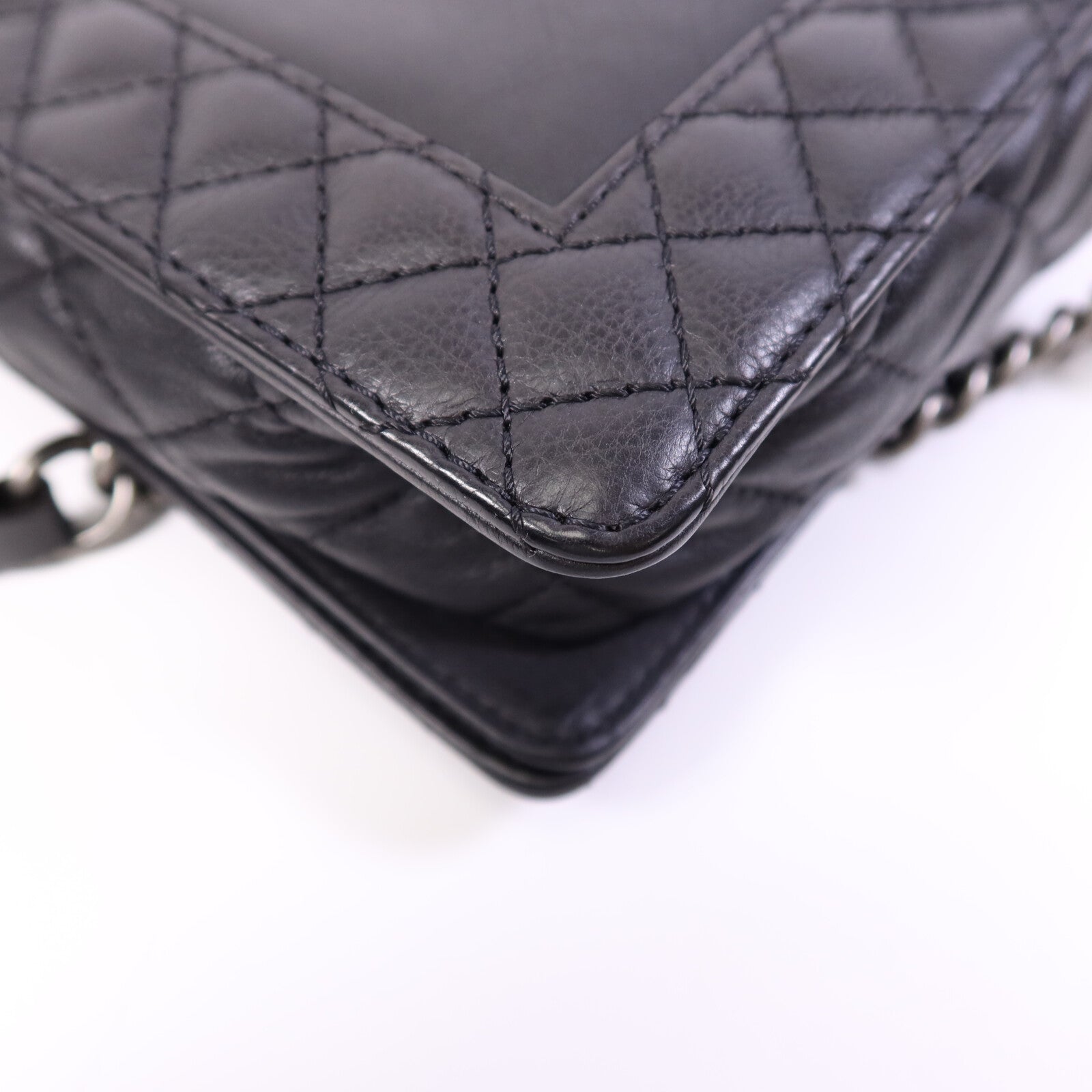 CHANEL 牛皮皮革Boy 28銀扣鏈帶肩背袋