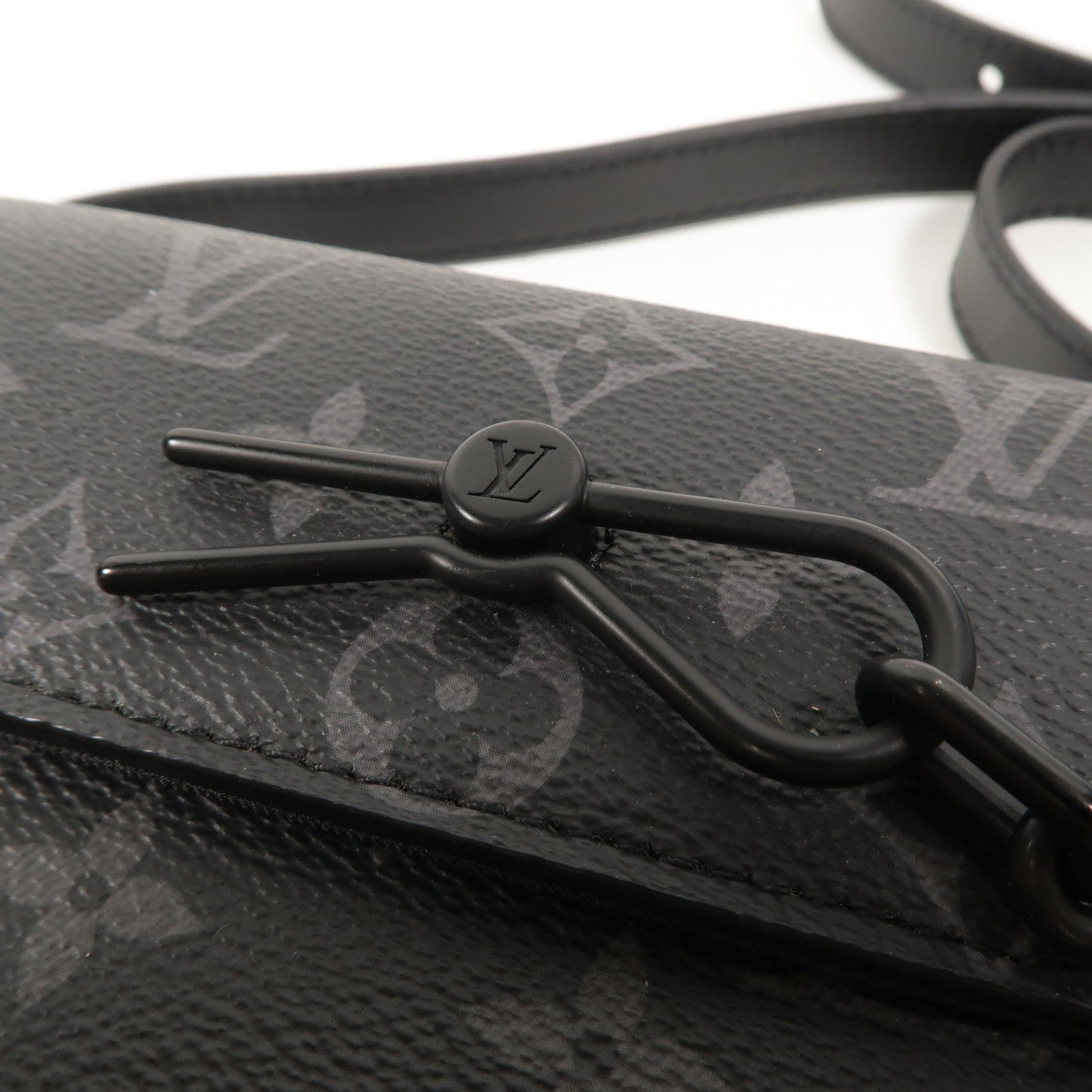 LOUIS VUITTON Monogram Eclipse Steamer Wearable Wallet肩背袋