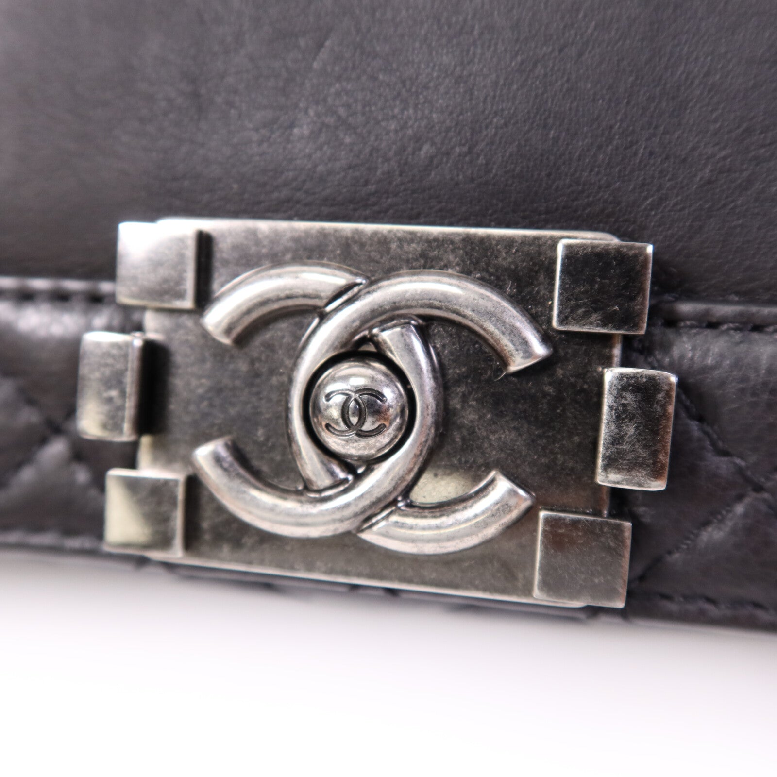 CHANEL 牛皮皮革Boy 28銀扣鏈帶肩背袋