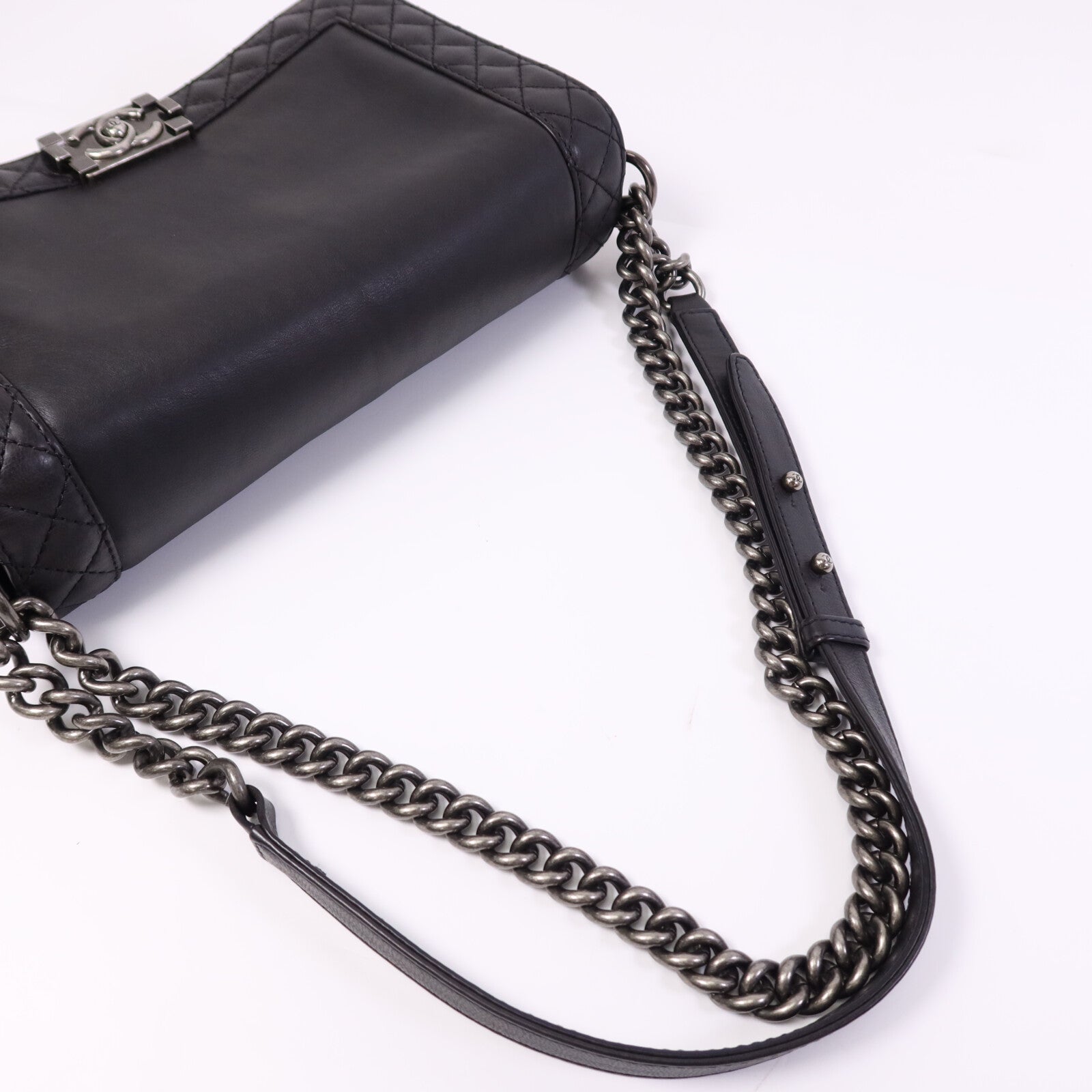 CHANEL 牛皮皮革Boy 28銀扣鏈帶肩背袋