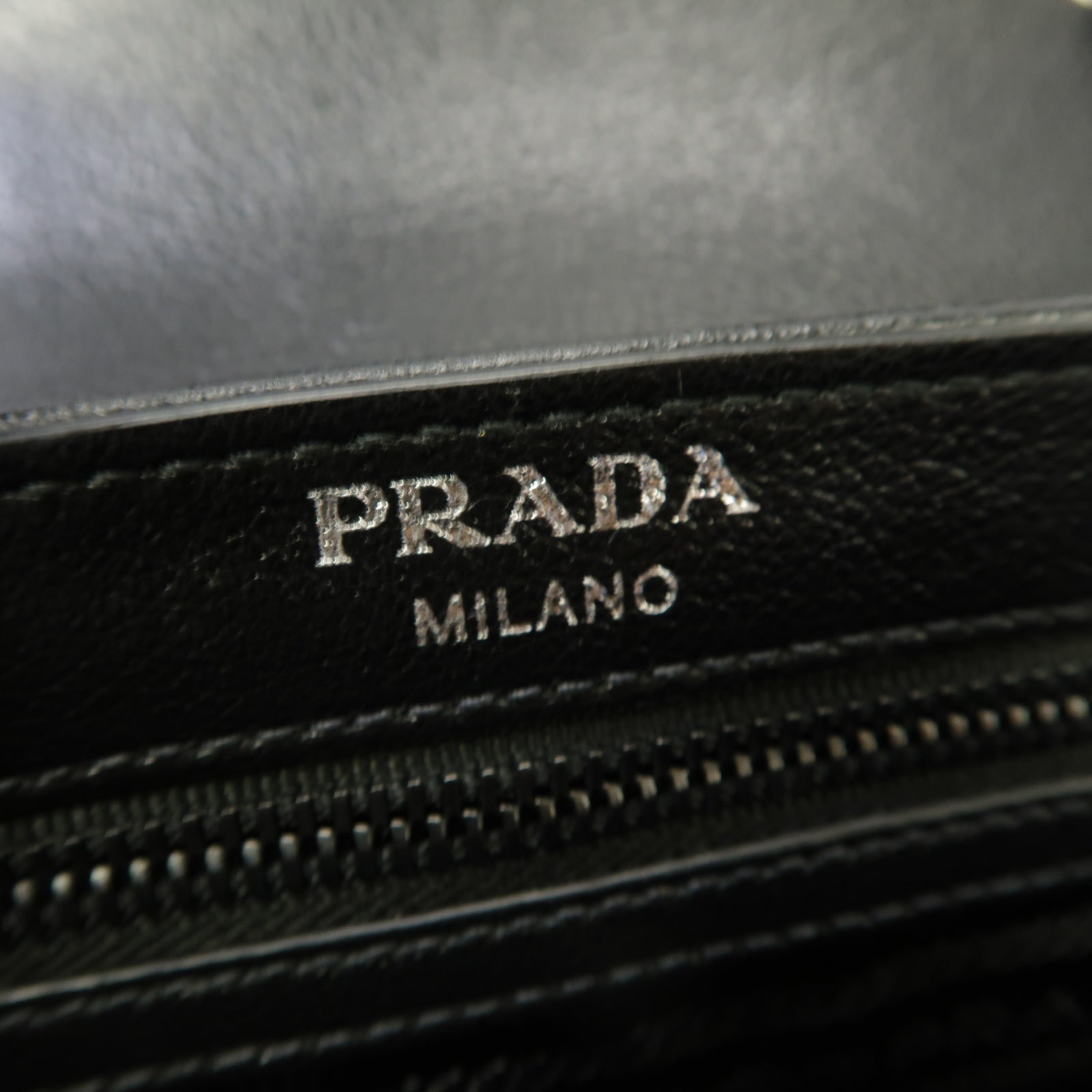 PRADA Glace Calf牛皮皮革Chain Shoulder銀扣鏈帶肩背袋黑色