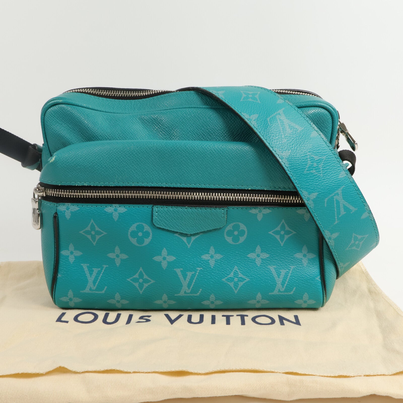 LOUIS VUITTON Taiga/Monogram Eclipse Outdoor Messenger PM 肩背袋