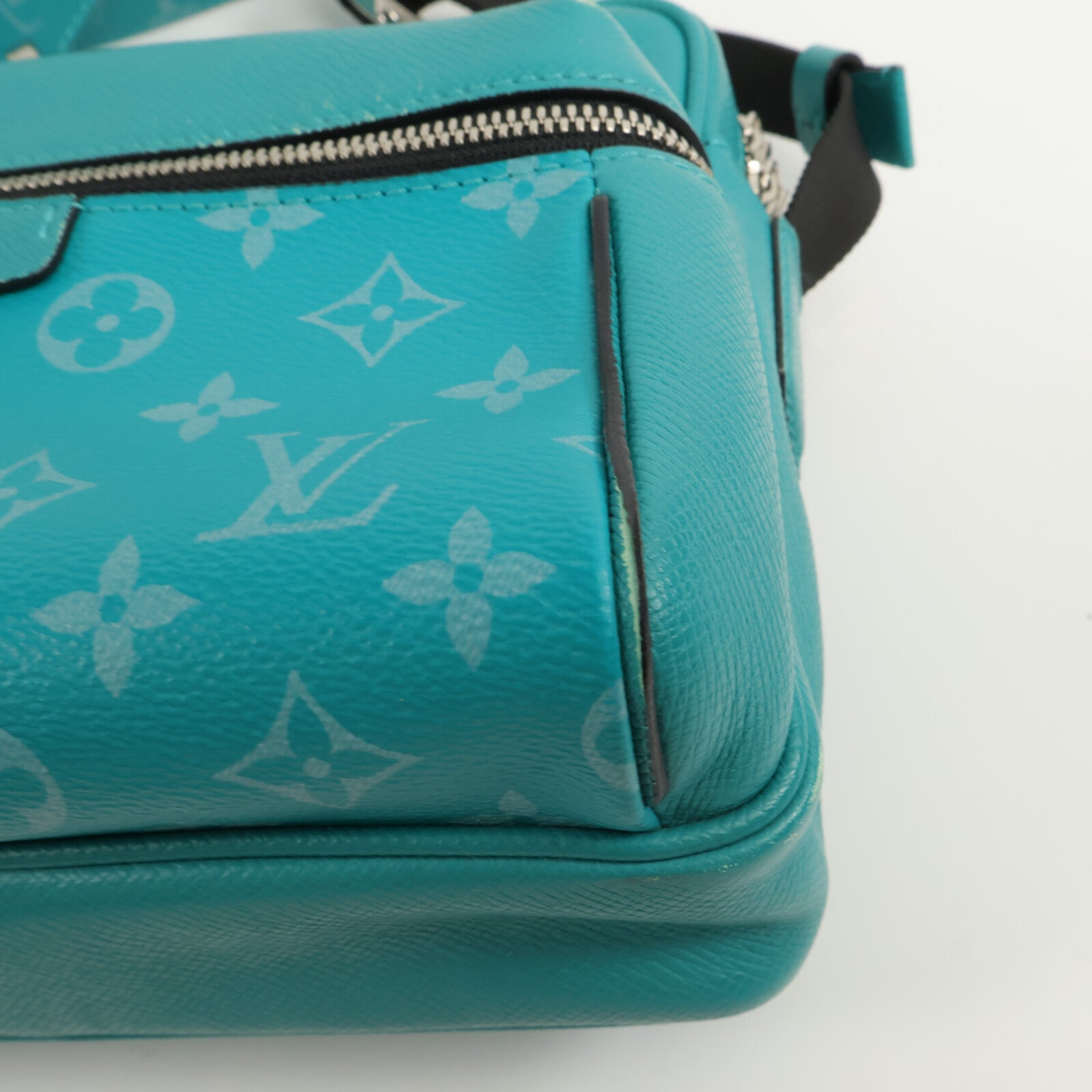 LOUIS VUITTON Taiga/Monogram Eclipse Outdoor Messenger PM 肩背袋