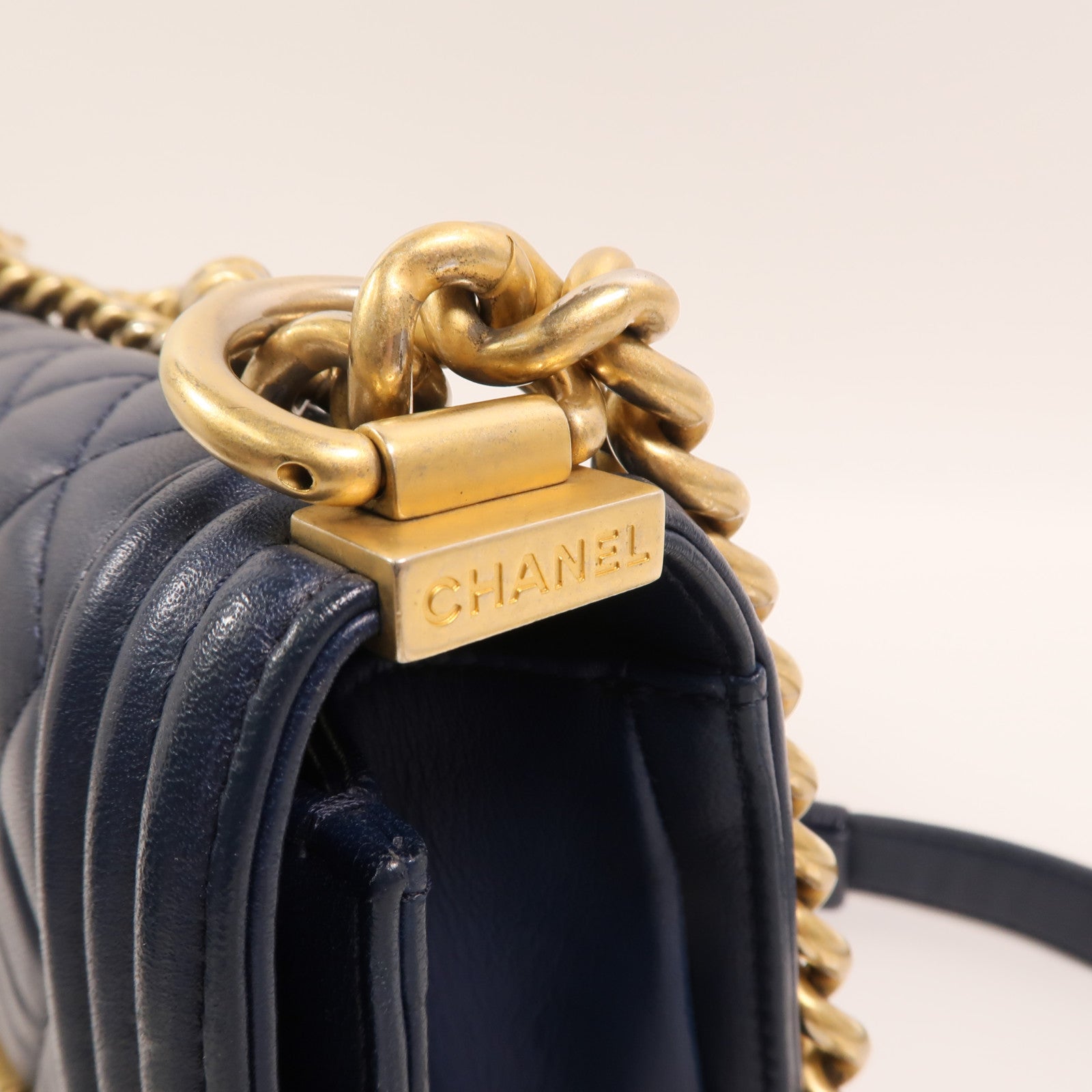CHANEL 羊皮皮革Boy 20金扣鏈帶肩背袋