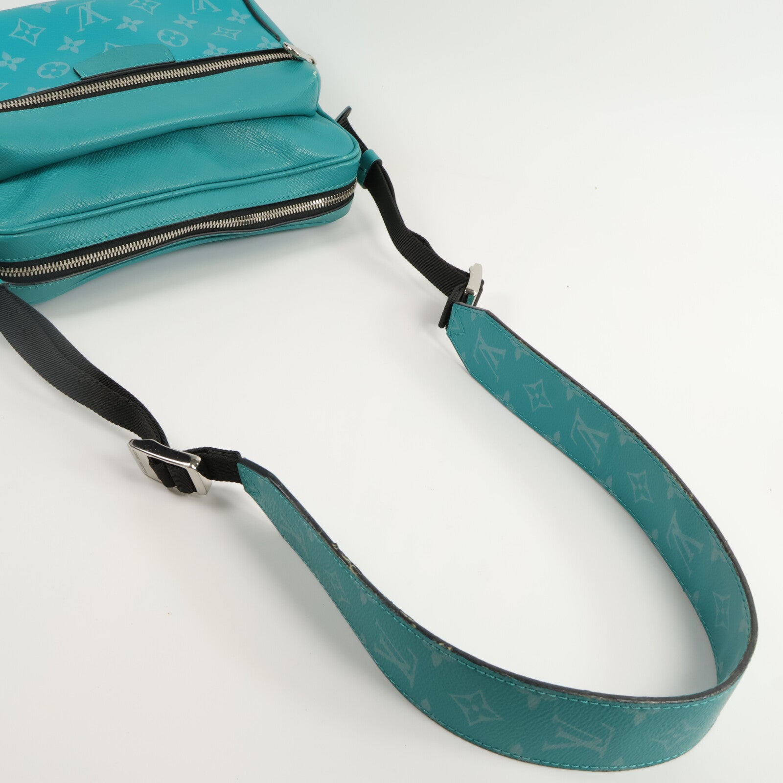 LOUIS VUITTON Taiga/Monogram Eclipse Outdoor Messenger PM 肩背袋