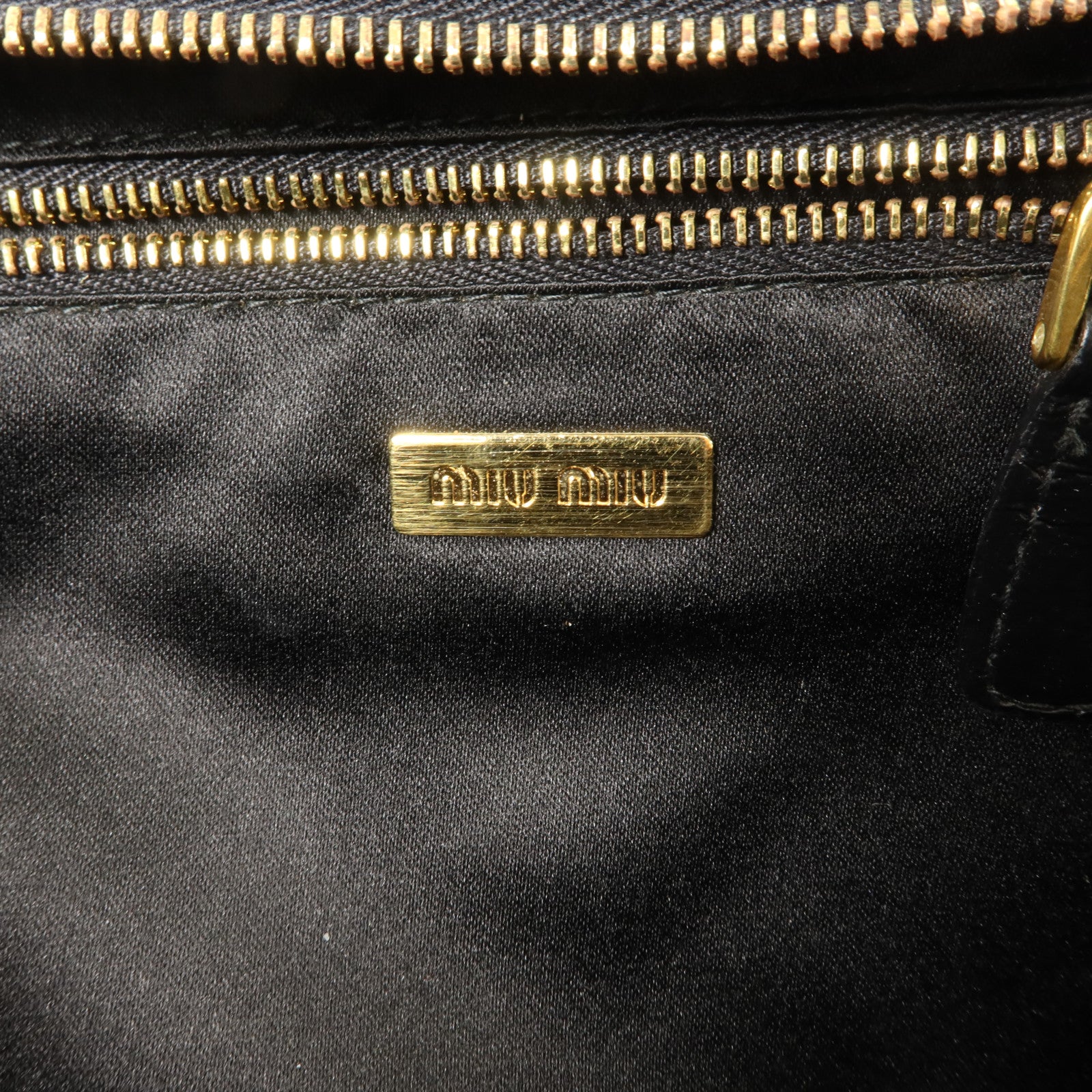 Miu Miu 漆皮皮革Clutch Bag金扣手拿包