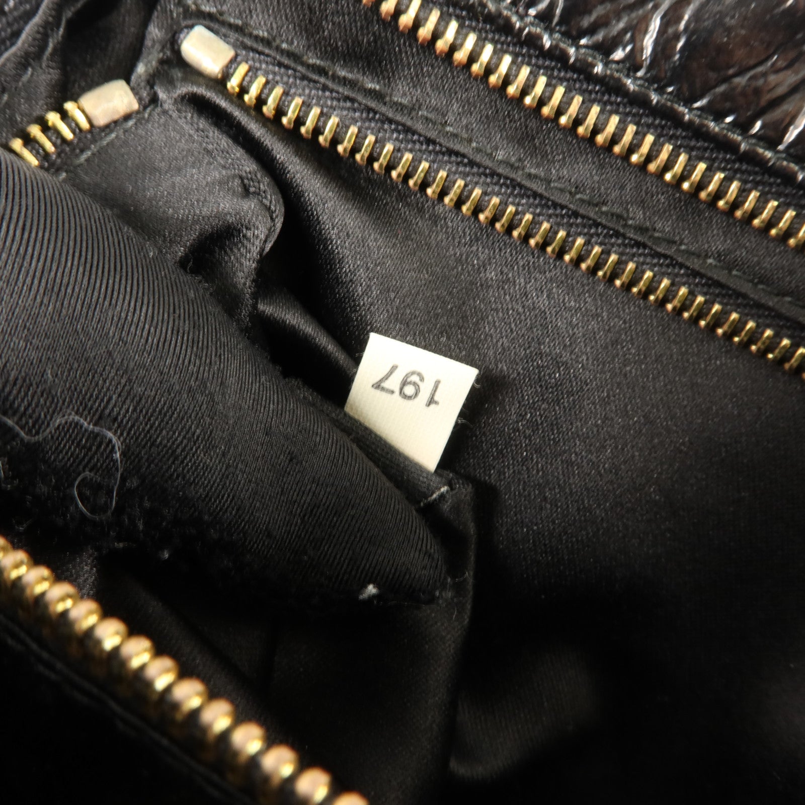 Miu Miu 漆皮皮革Clutch Bag金扣手拿包