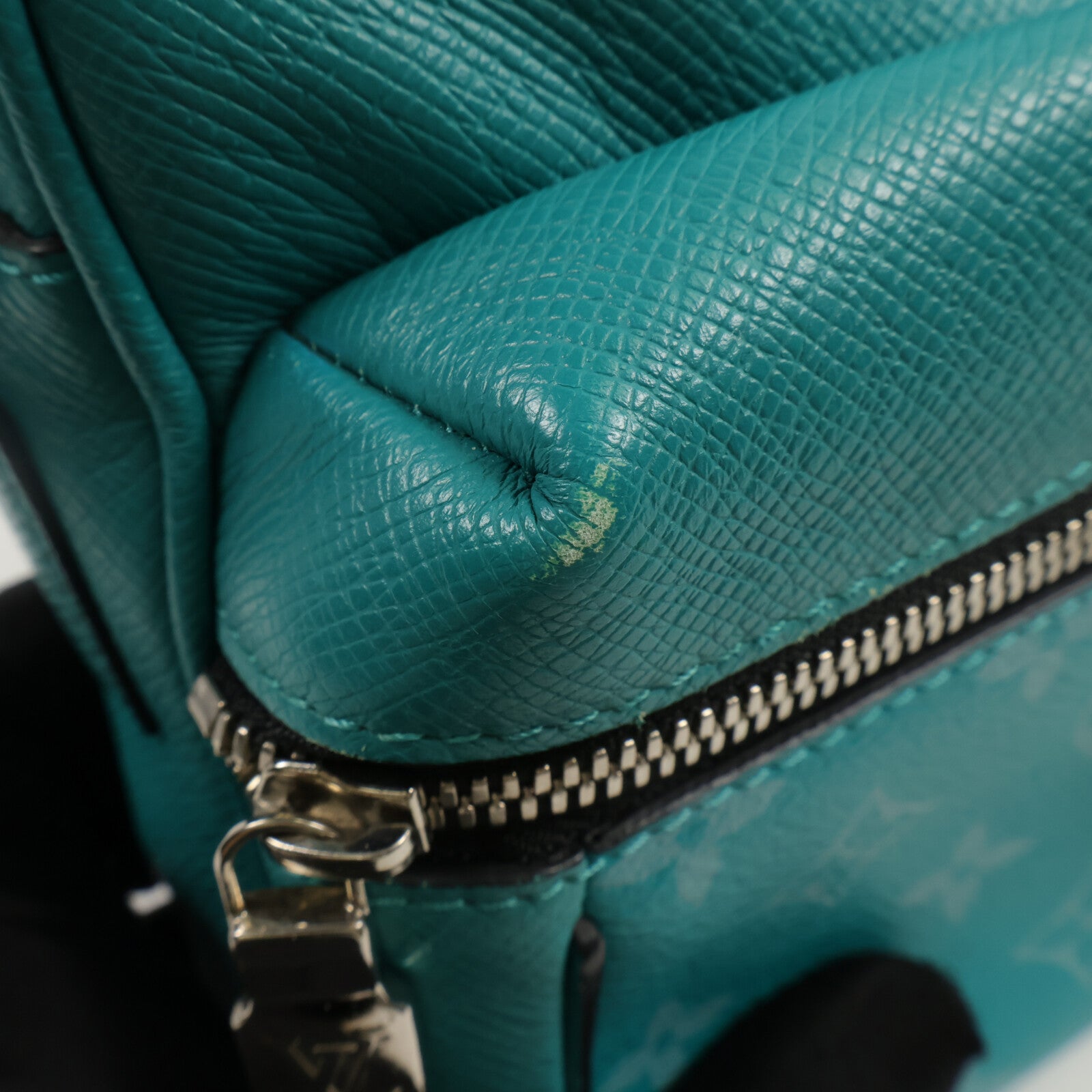 LOUIS VUITTON Taiga/Monogram Eclipse Outdoor Messenger PM 肩背袋
