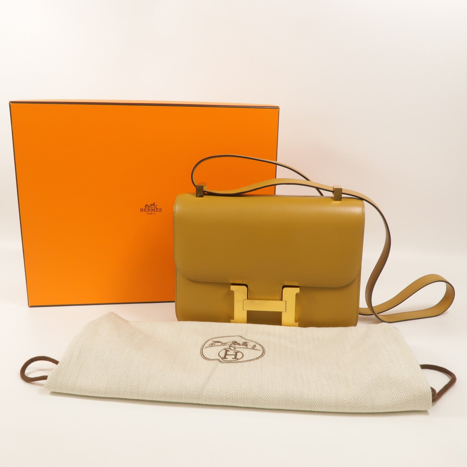 HERMES Tadelakt皮革Constance 24肩背袋Poussiere