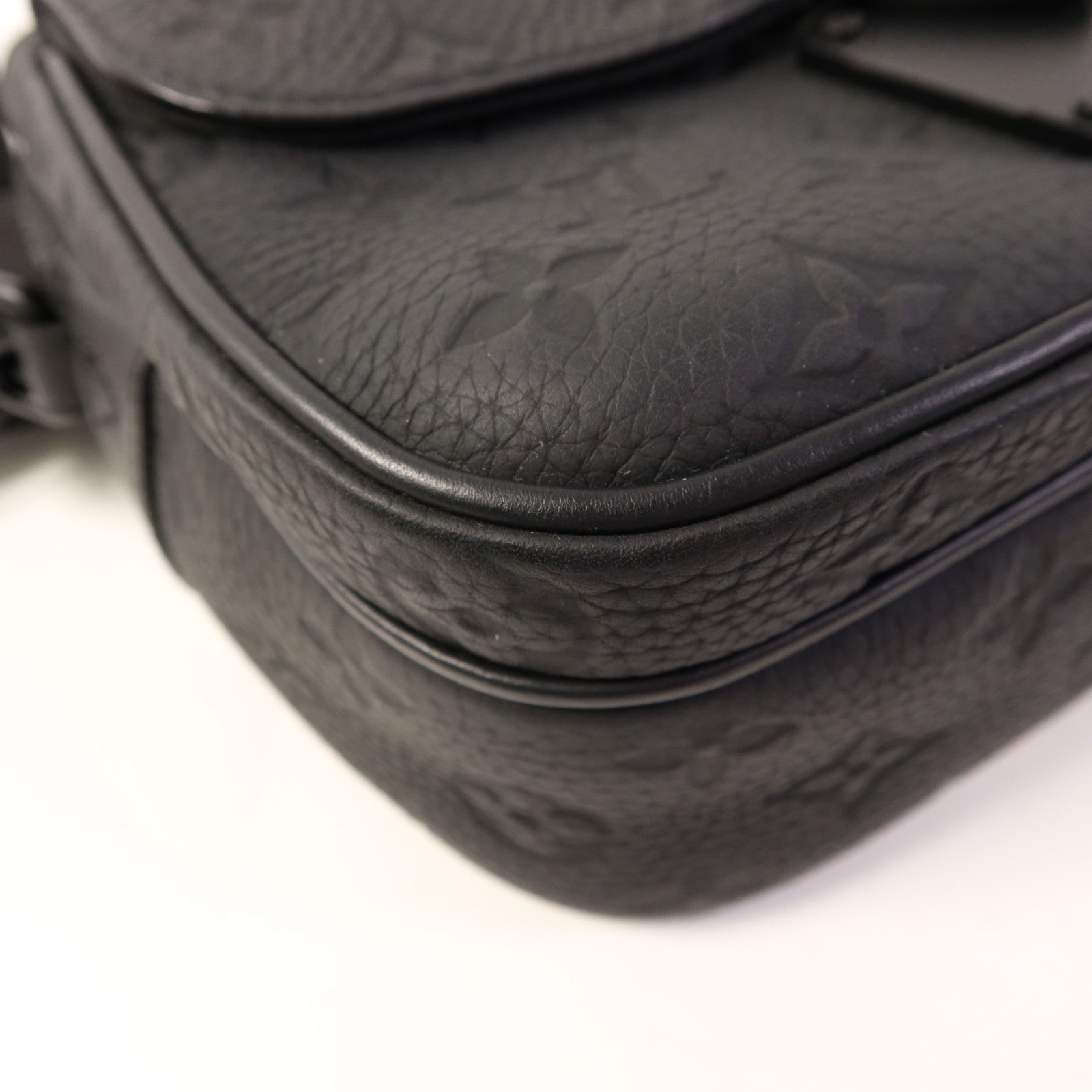 LOUIS VUITTON Taurillon S Lock Messenger手挽肩背兩用袋