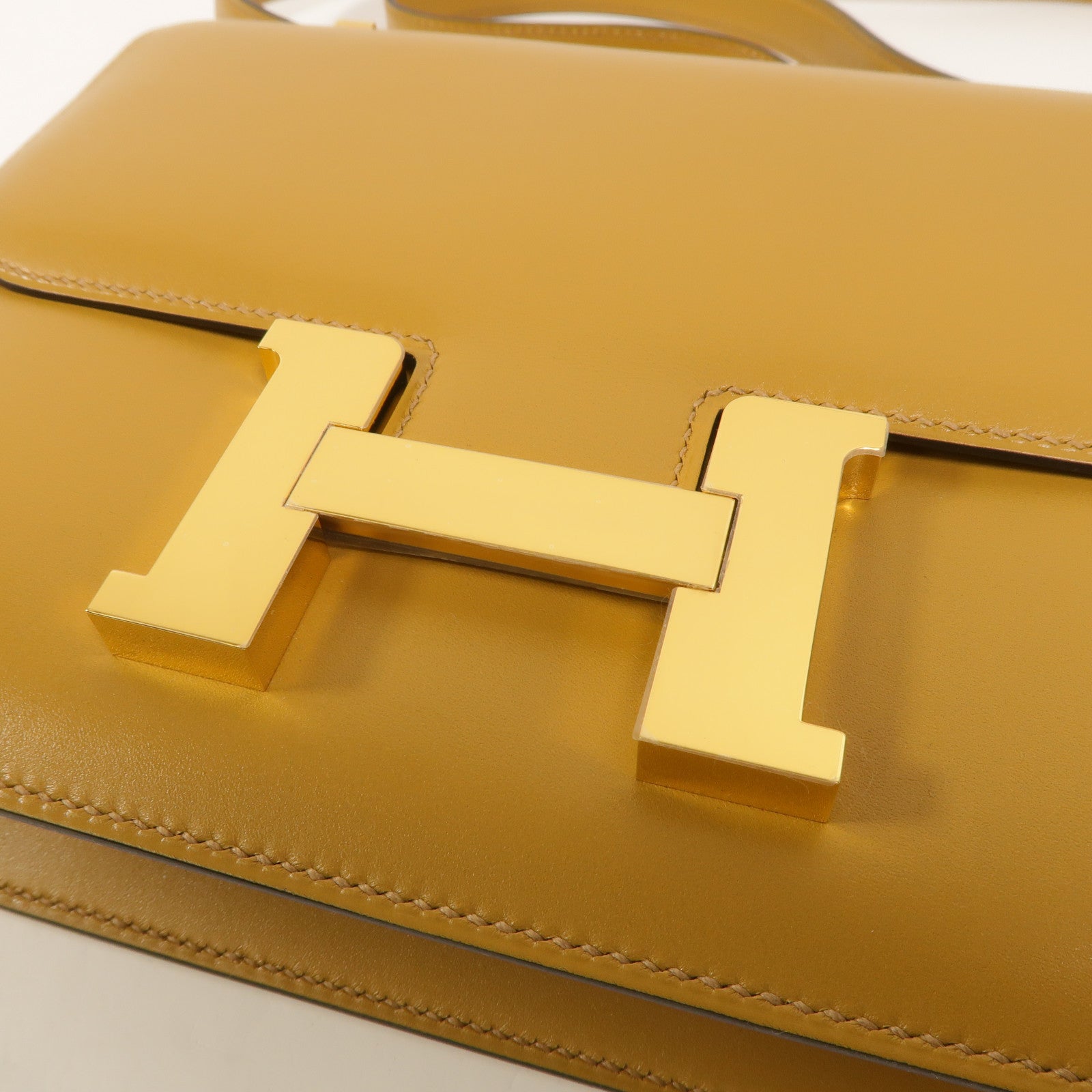 HERMES Tadelakt皮革Constance 24肩背袋Poussiere