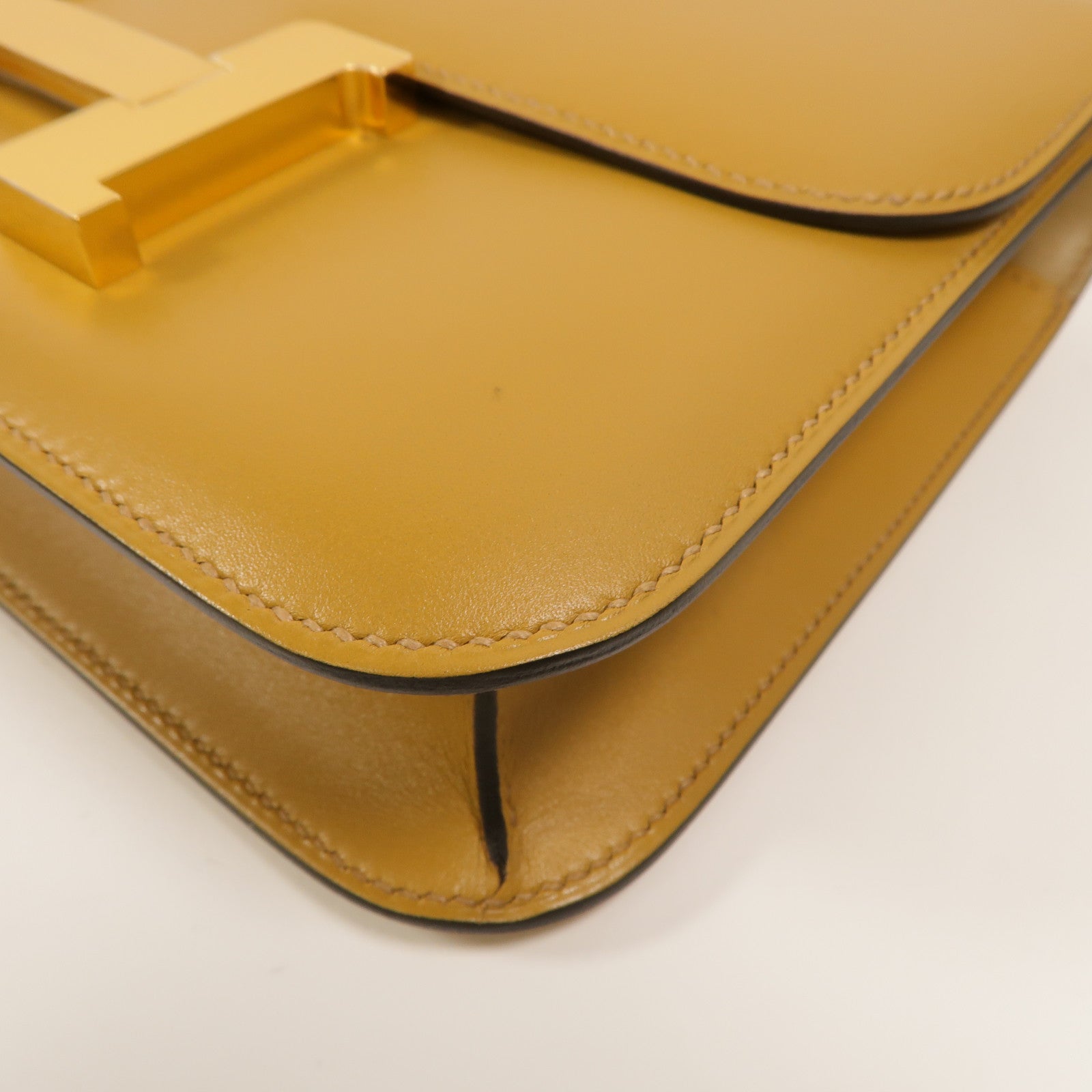 HERMES Tadelakt皮革Constance 24肩背袋Poussiere